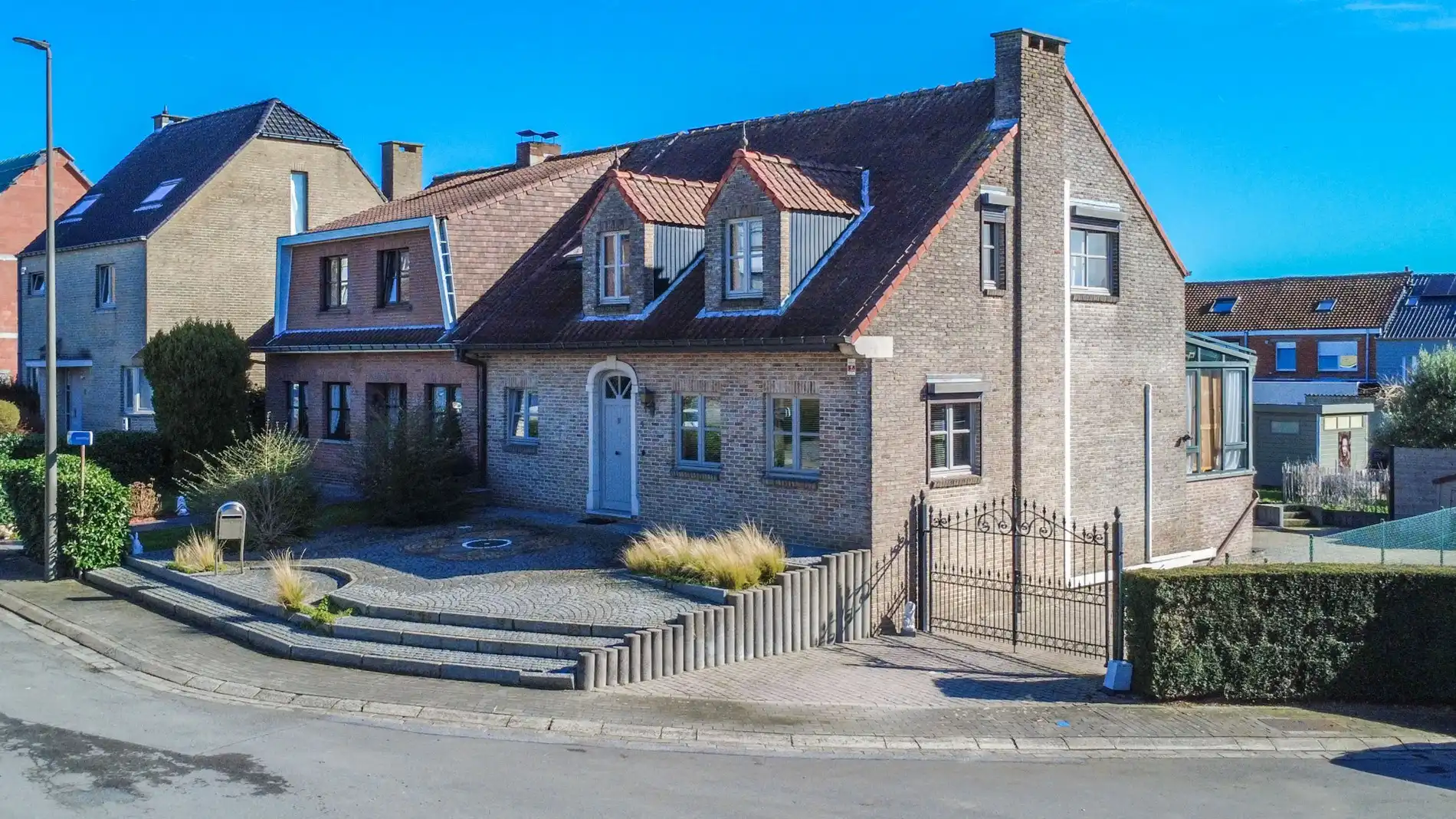 INSTAPKLARE WONING MET 3SLP, TUIN & GARAGE! foto {{pictureIndex}}