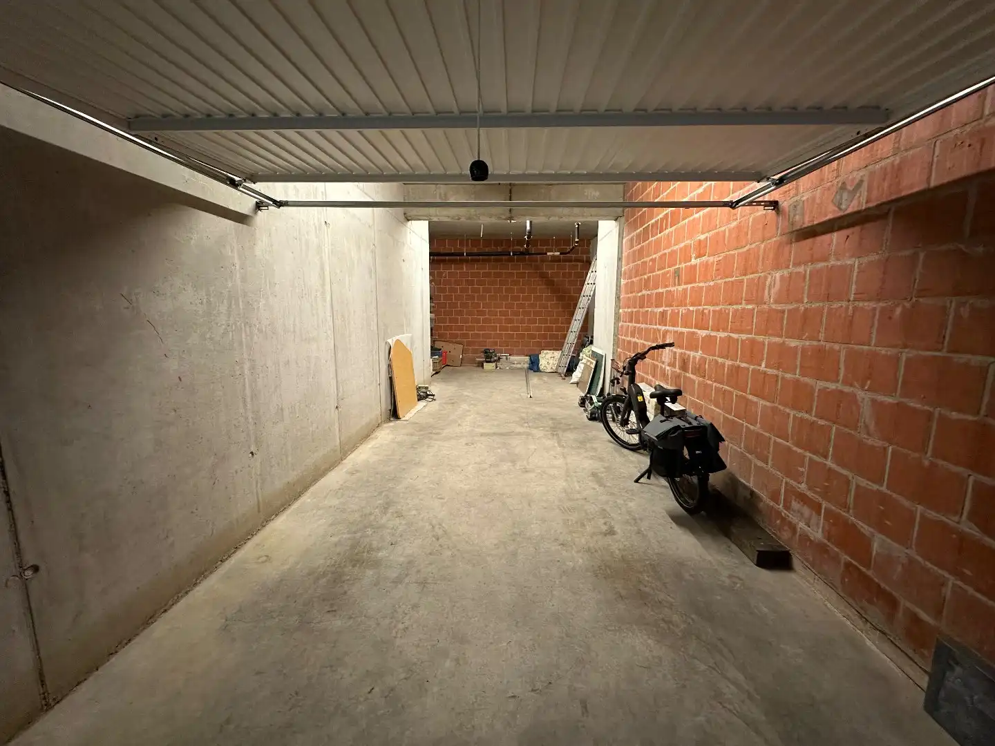 Ruime en recente garagebox (35 m²) in Nieuwpoort stad. foto 4
