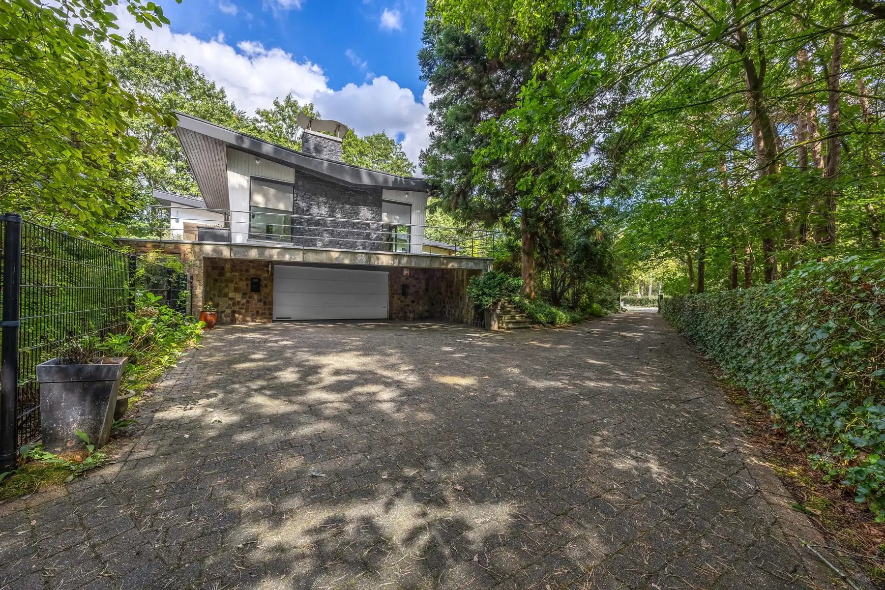 Modernistische villa op 9.957 m² met veel privacy foto 2
