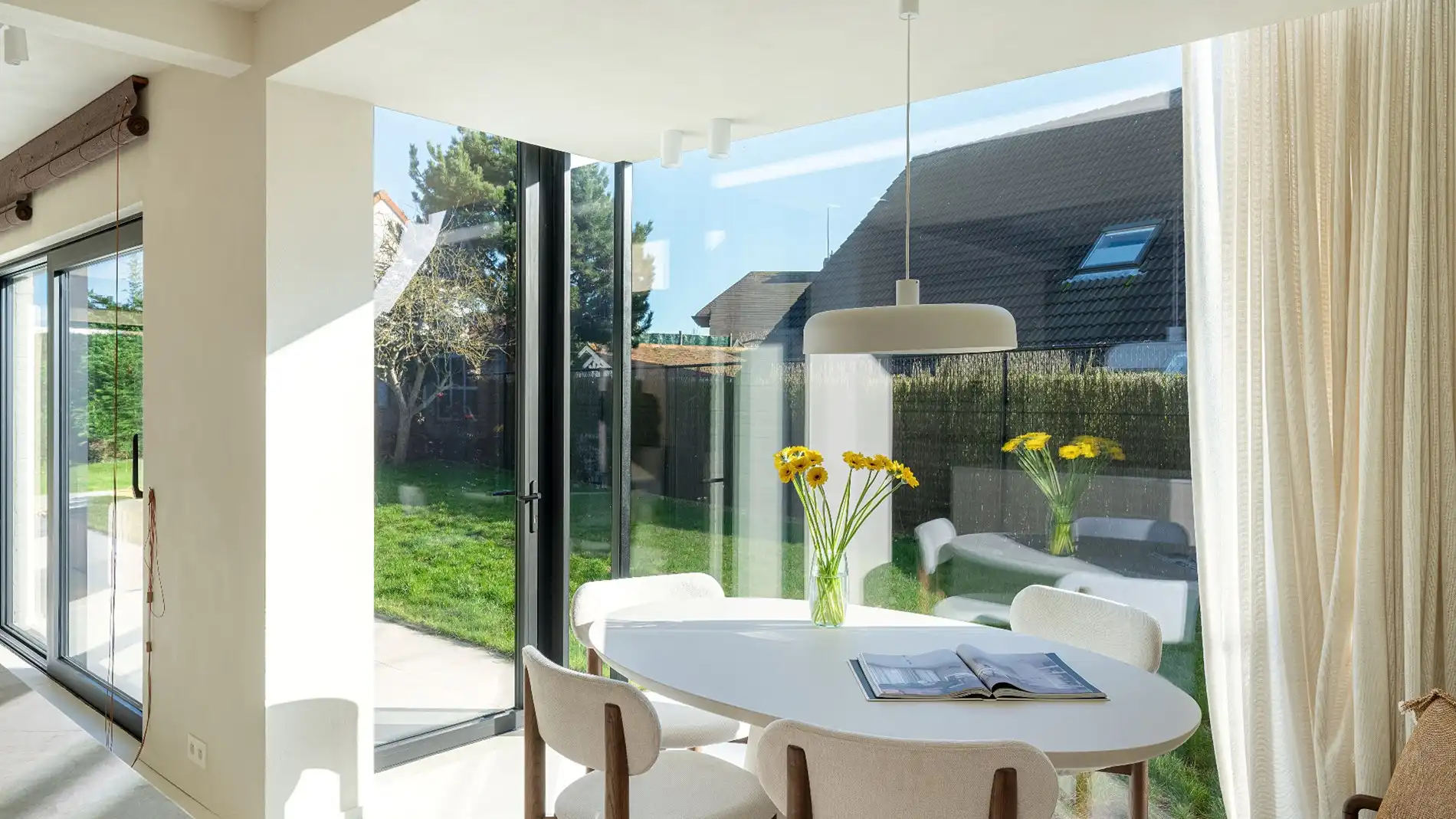 Alleenstaande en luxueus gerenoveerde villa op een rustige en residentiële ligging in Knokke foto 13