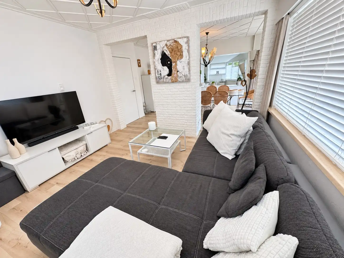 Verzorgde woning met twee slaapkamers en groot terras te huur te de Haan - Vosseslag. foto 3