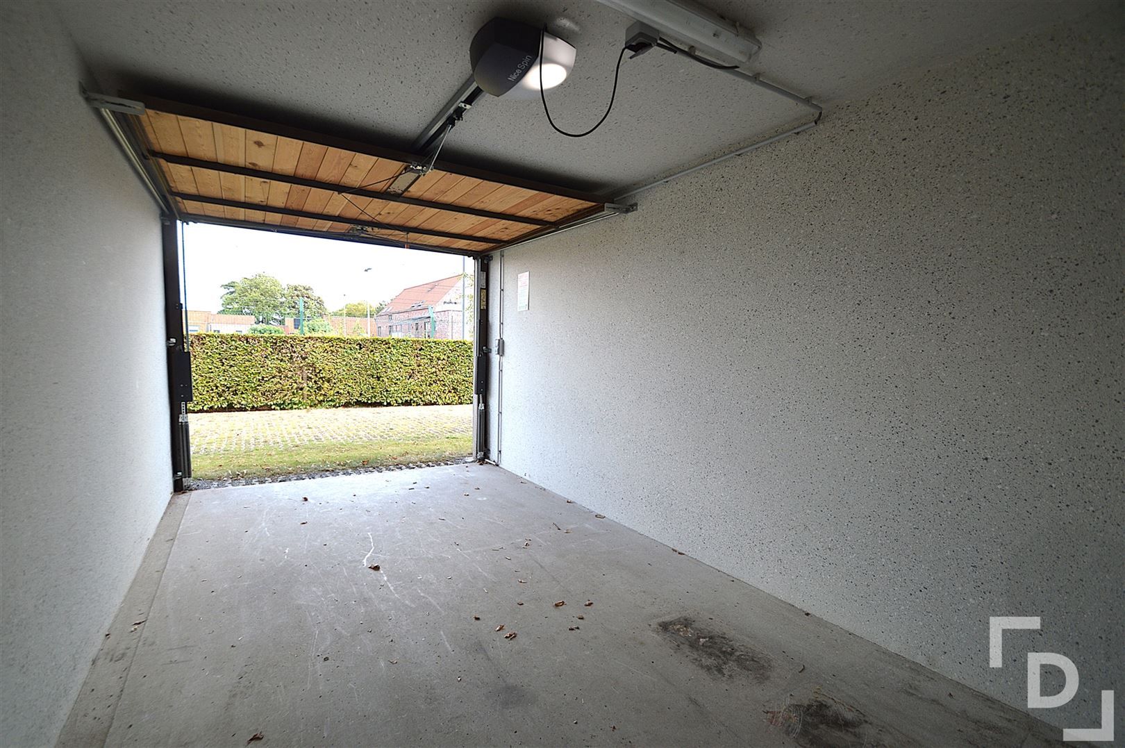 Garage te koop vlakbij station Poperinge foto 3