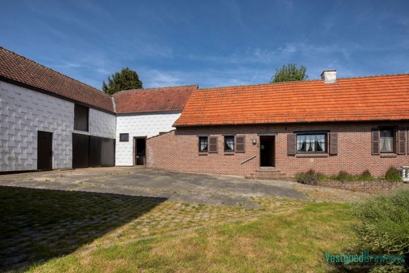 Hoofdfoto van de publicatie: Unieke Renovatiekans met Ontwikkelingspotentieel in Horebeke