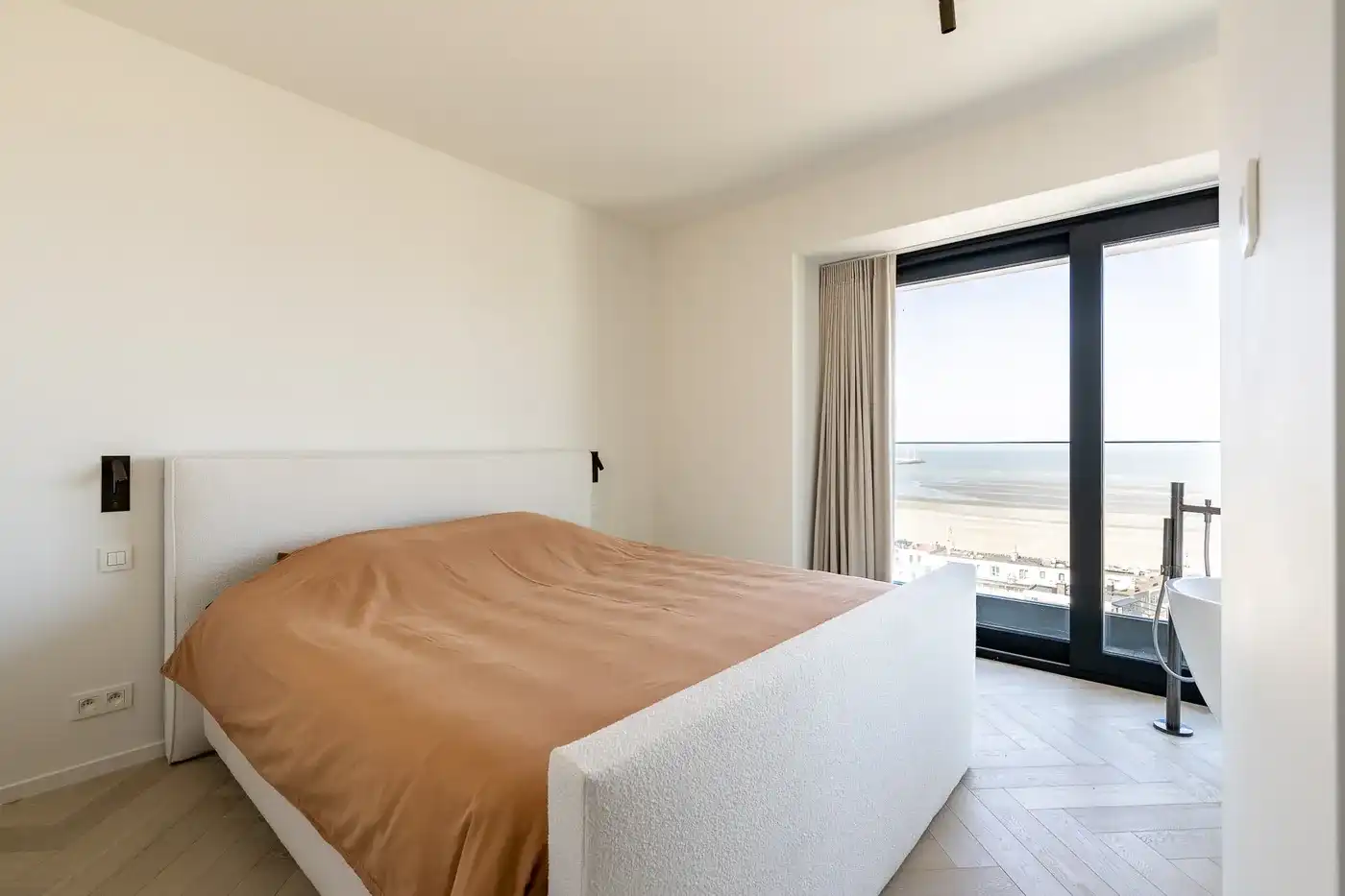 Fenomenaal afgewerkt hoek-appartement op de 15de verdieping van de Heldentoren met zicht op Zee, Knokke en omstreken. foto 15