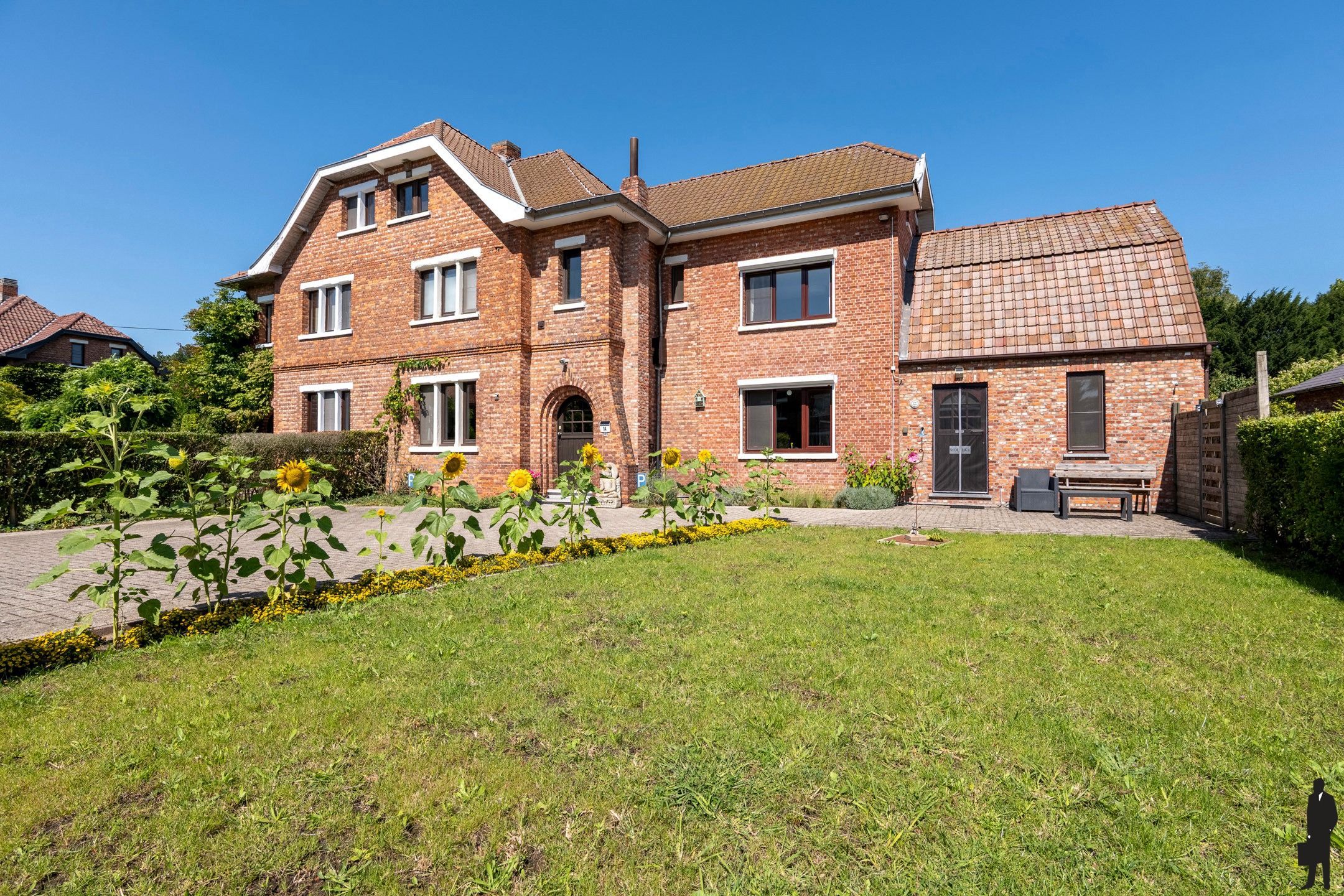 Authentieke, gerenoveerde ingenieursvilla in groen (7 slpk.) foto {{pictureIndex}}