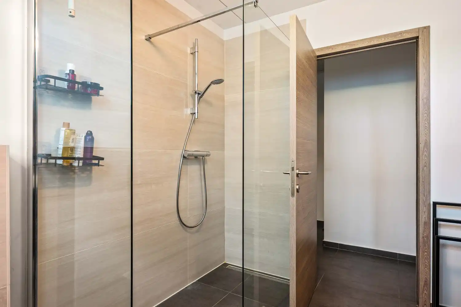 Ruim, energiezuinig appartement met souterrain, 4 slaapkamers, tuin en aanhorende grond in Wijnegem! foto 18