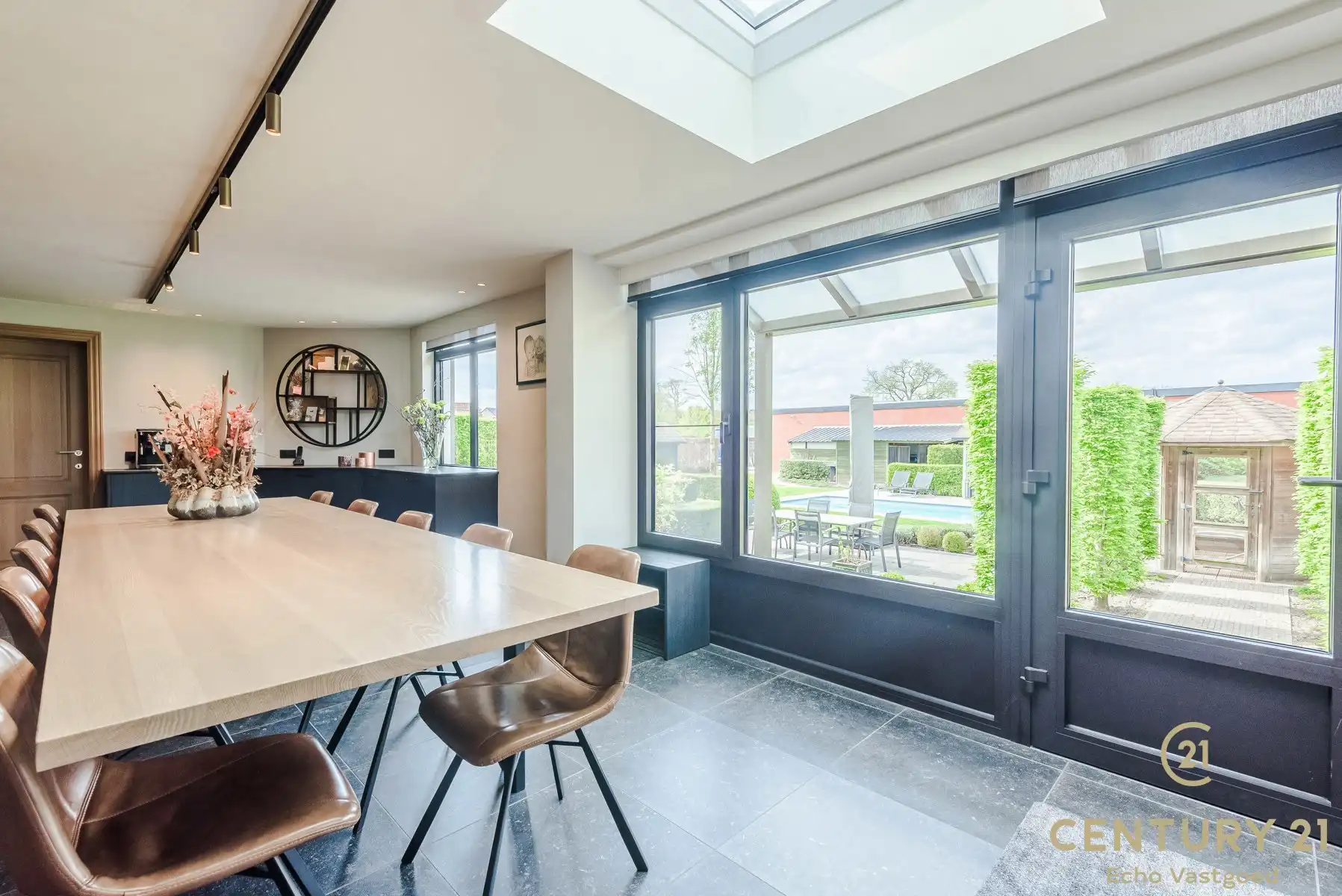 Unieke woning met magazijnen,  zwembad en conciergewoning foto 11