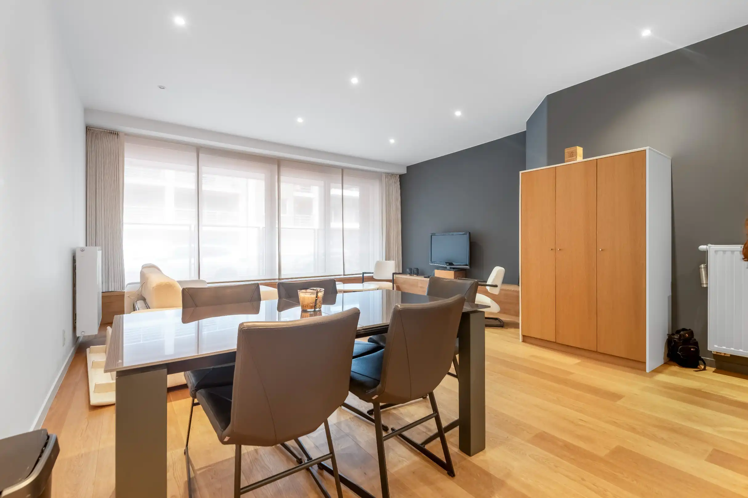 Recent appartement met hoge plafonds gelegen in het centrum van Knokke.  foto 3