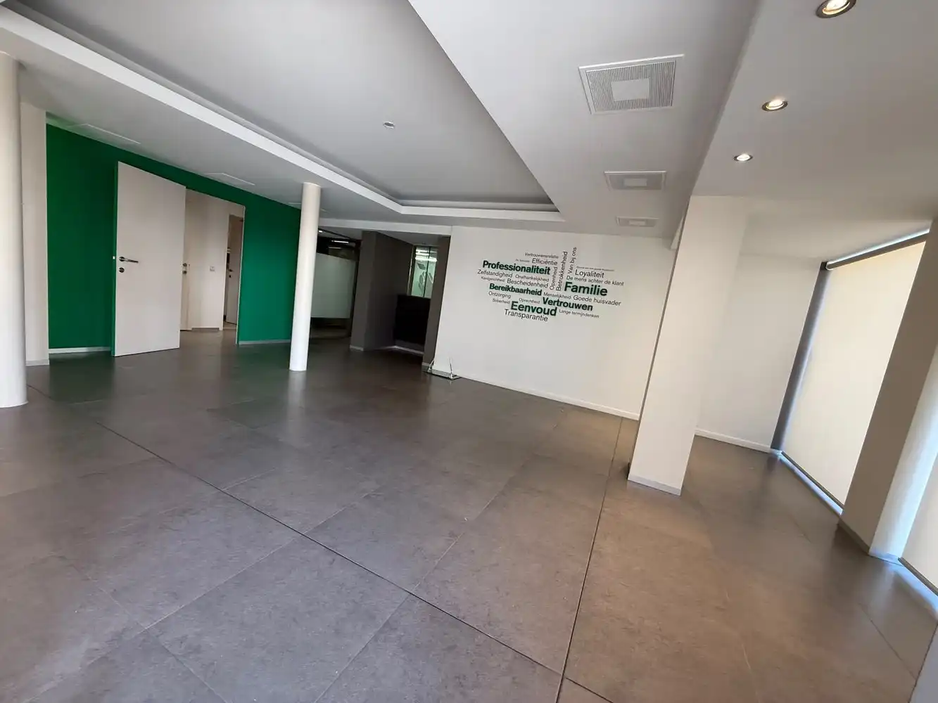Instapklaar en strategisch gelegen kantoor-/praktijkpand (170 m²) met 6 autostaanplaatsen op toplocatie in Ninove foto 4