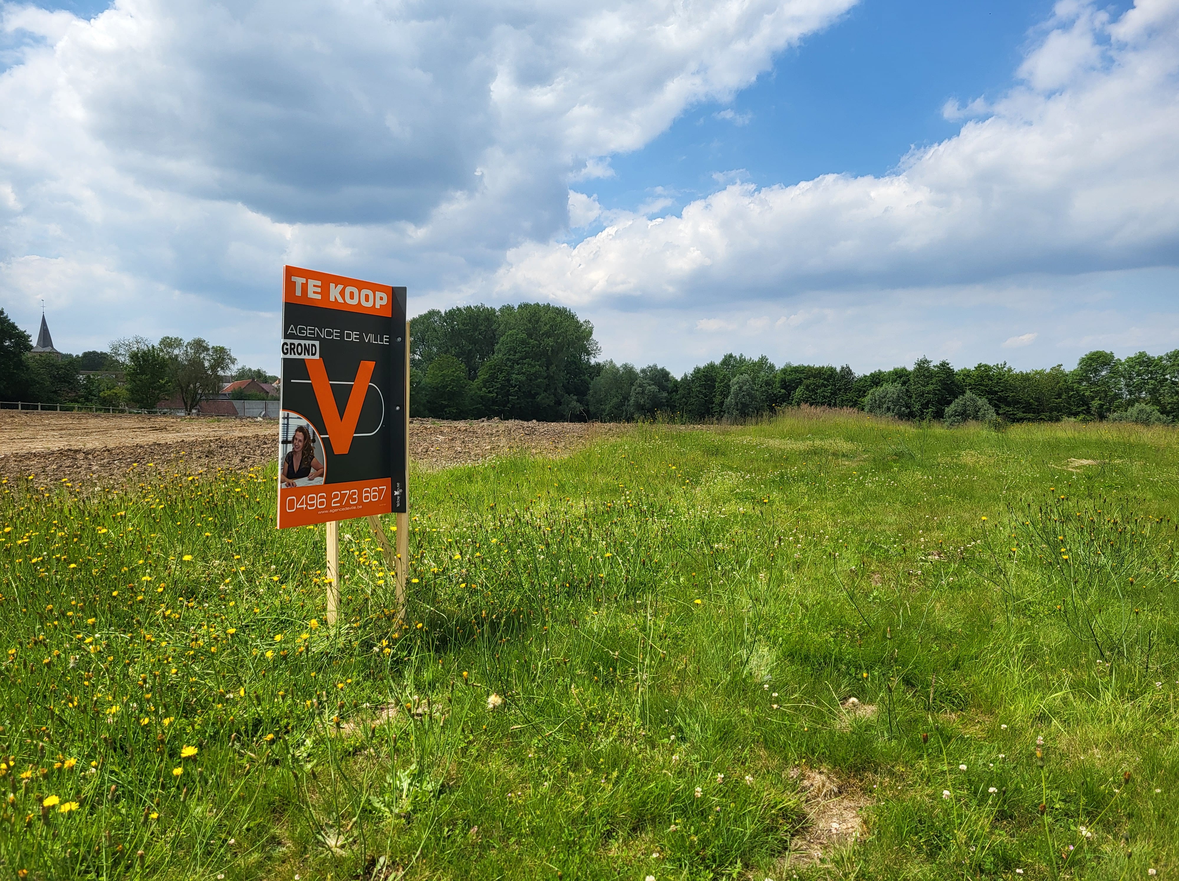 Vier bouwgronden voor halfopen bebouwing gelegen in het hartje van de Vlaamse Ardennen met panoramisch uitzicht op de velden!  foto {{pictureIndex}}