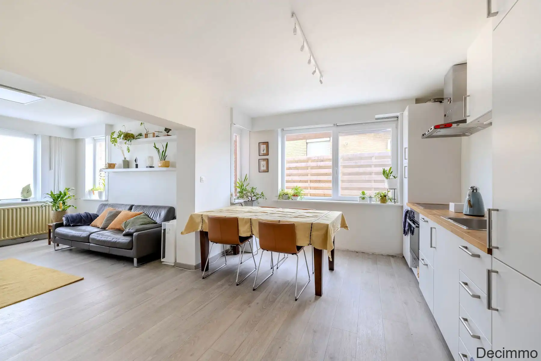 Deels gerenoveerde woning met 3 slpks en ruime zolder op ca. 470 m² grond. foto 6