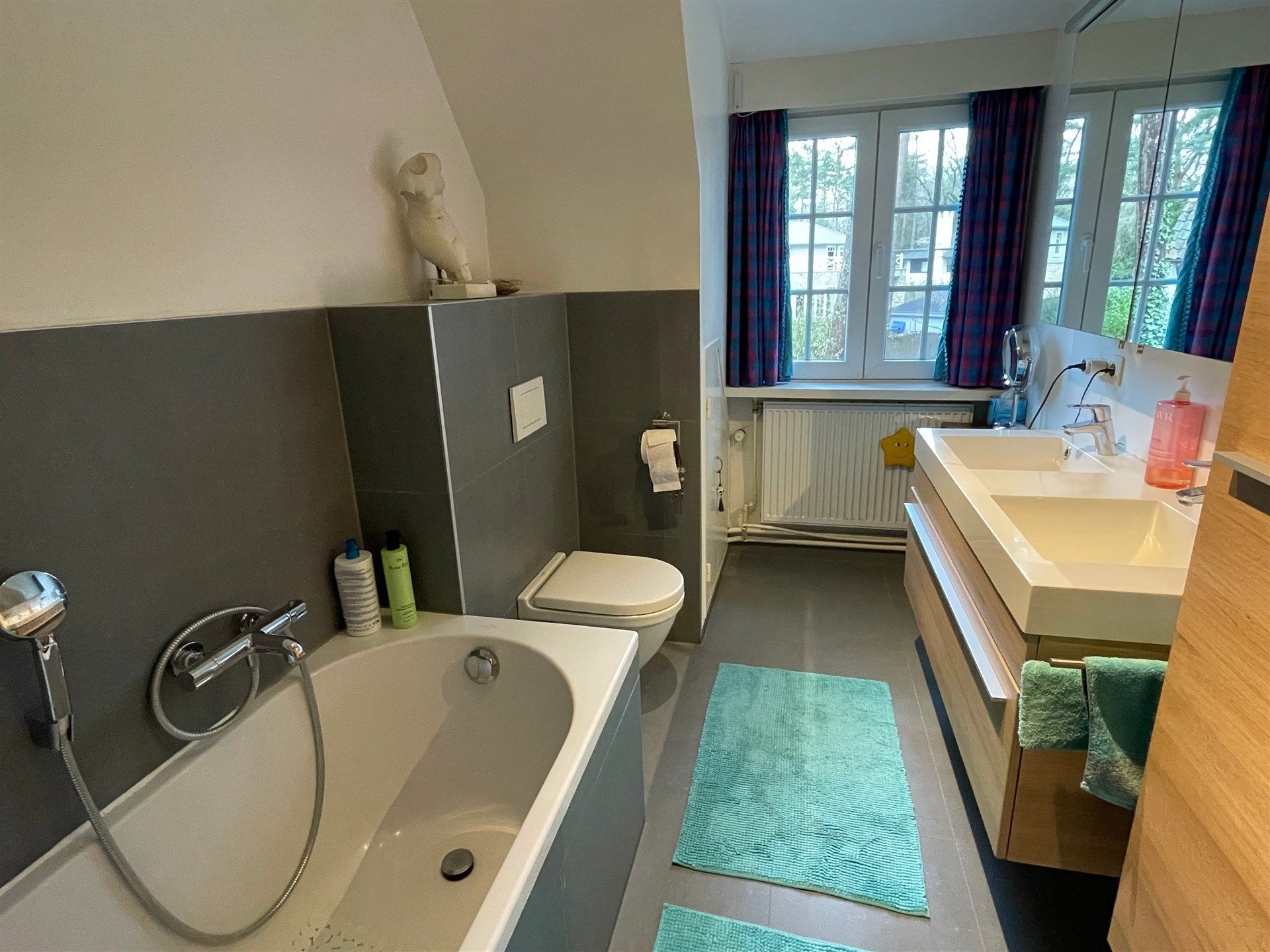 Prachtig midden in het groen gelegen villa in landelijke stijl met tuin en garage. foto 24