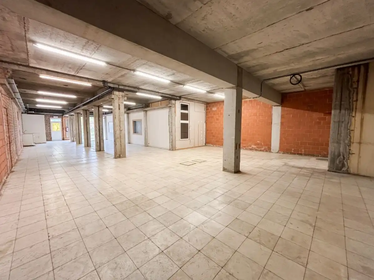 Magazijn van 220m² op commercieel centrum Pottelberg foto {{pictureIndex}}