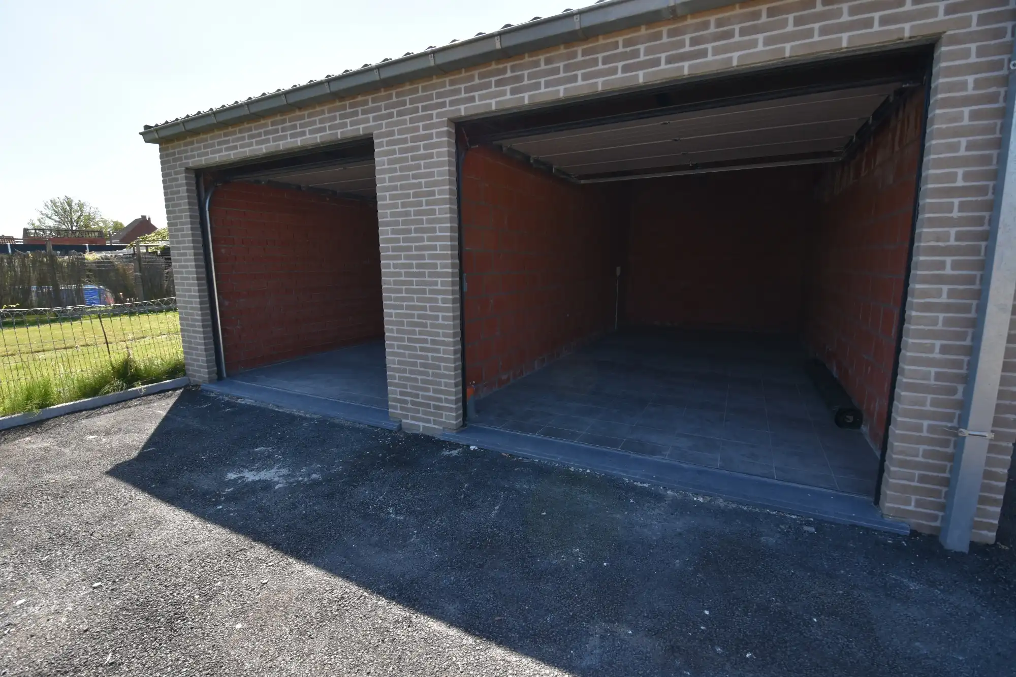 RUIME garagebox met automatische poort foto 4