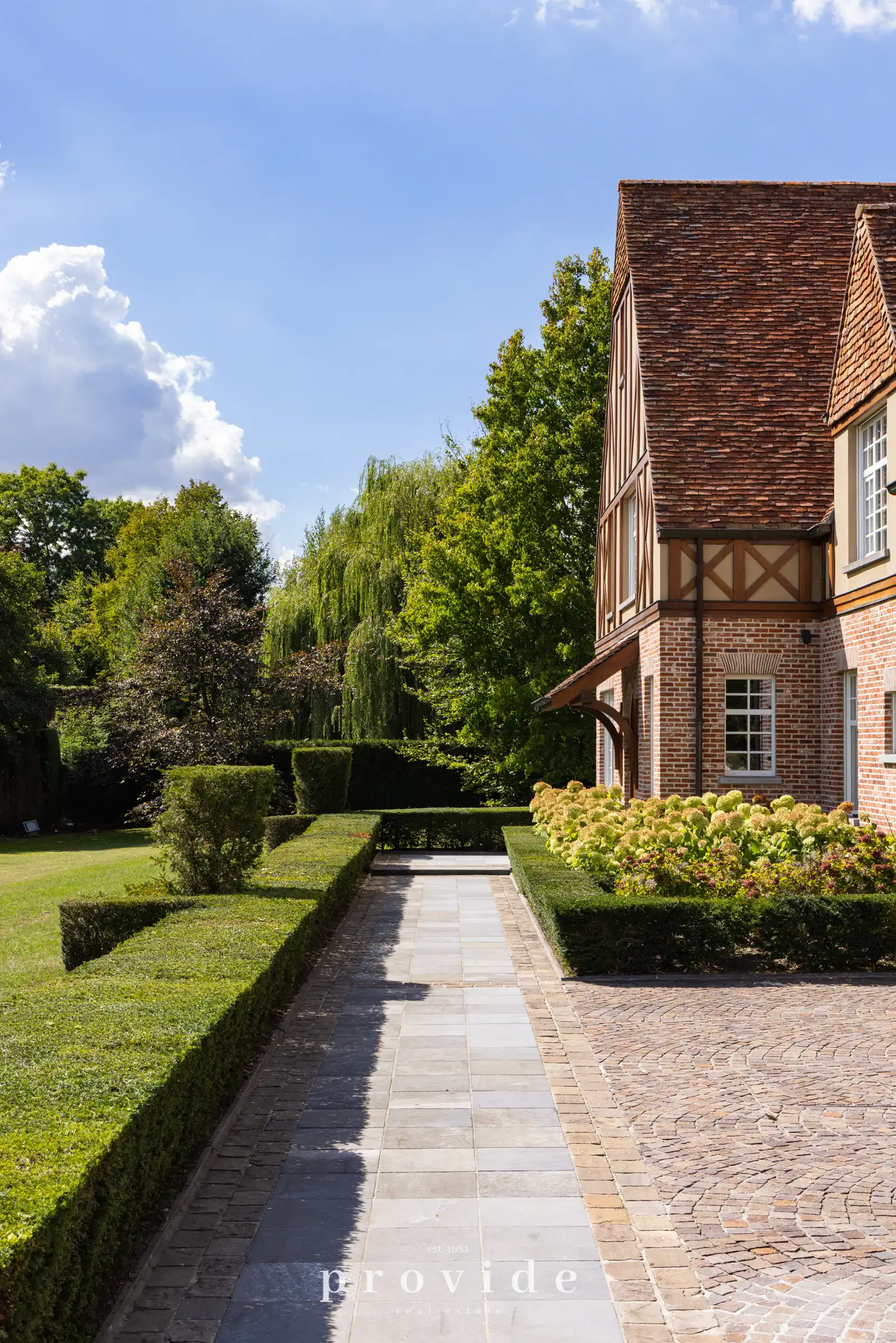 Exclusieve villa op royaal domein in groene omgeving foto 3