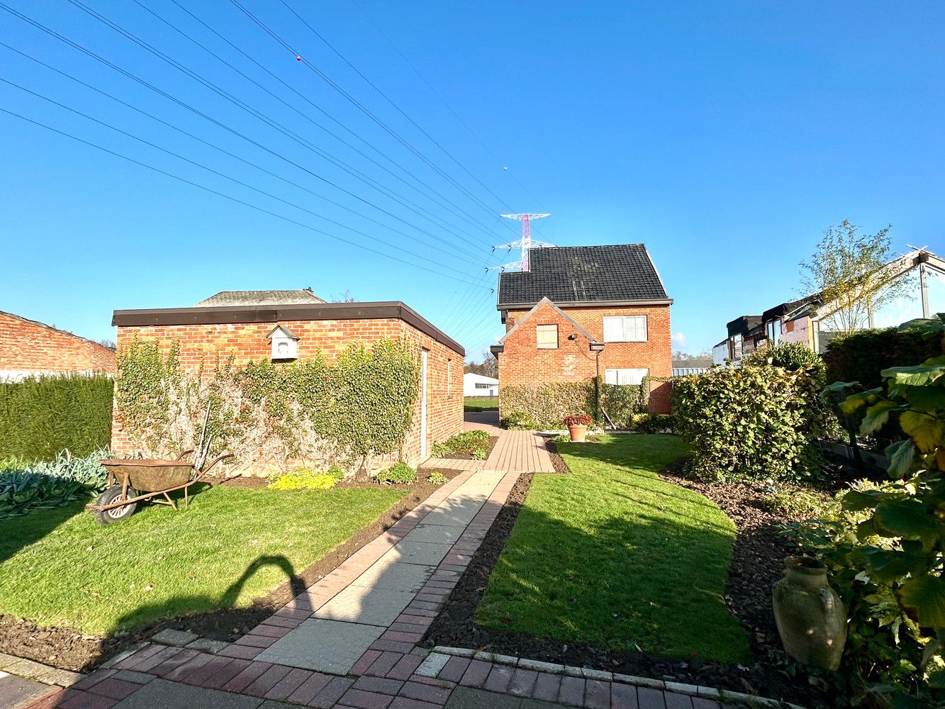 Degelijke, te renoveren half open bebouwing op ruim perceel. foto 5