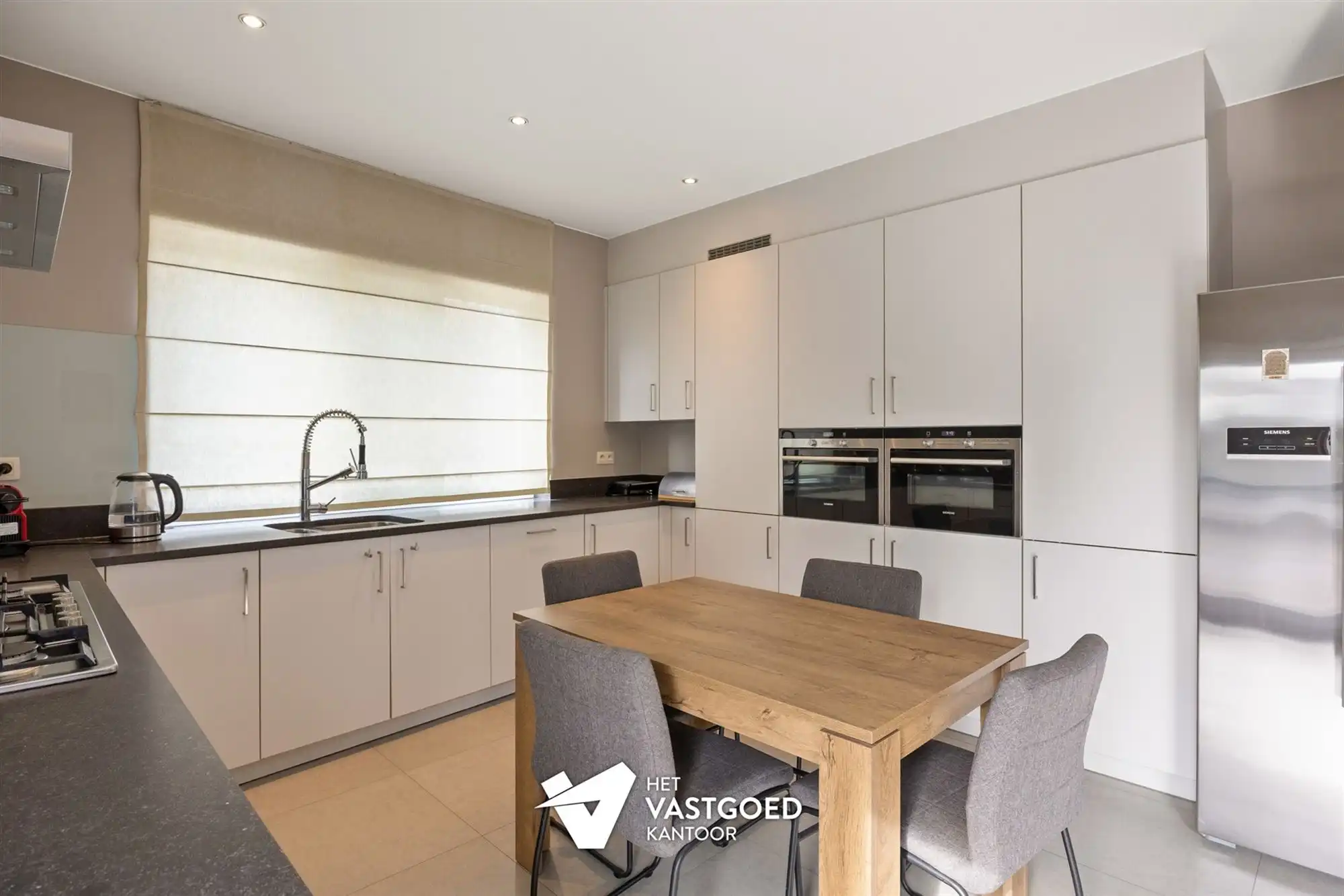 PERFECT ONDERHOUDEN GELIJKVLOERS APPARTEMENT (146M²) MET 3 SLAAPKAMERS EN TERRAS TE HASSELT foto 2