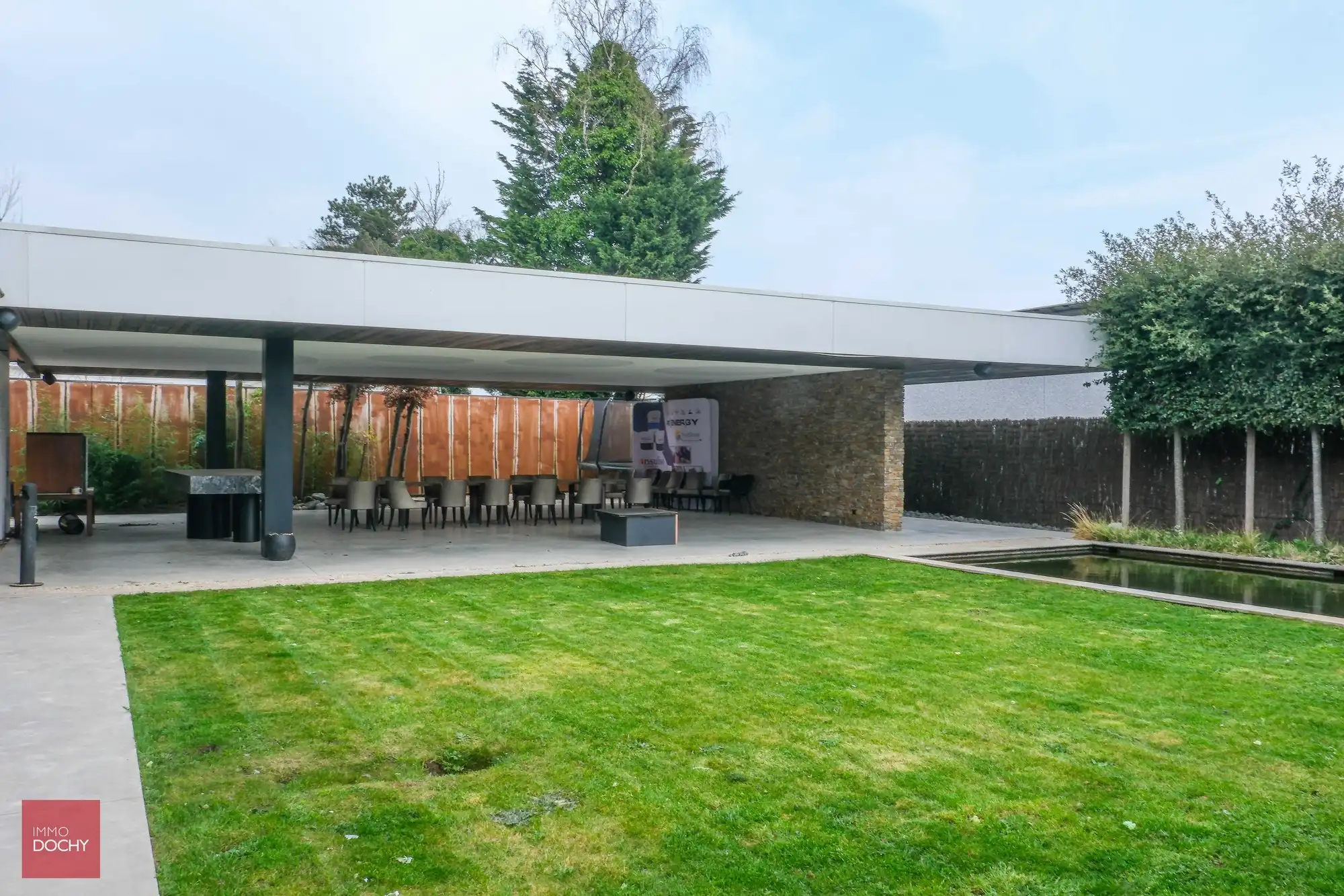 Commercieel gelegen kantoorcomplex met privé-woonst (villa) foto 19