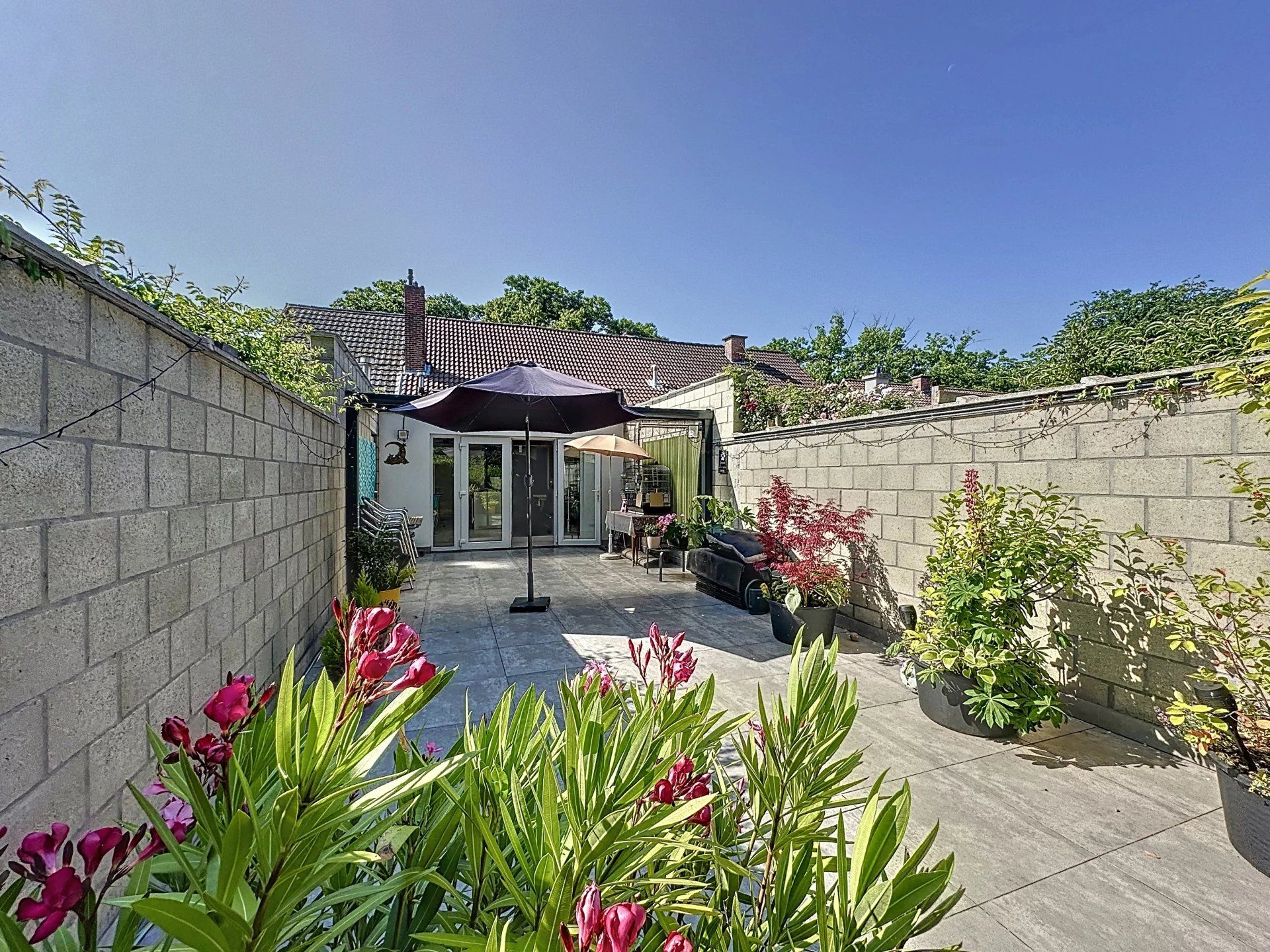 Super gezellige woning met groot terras, mooie bloementuin en carport. foto 22