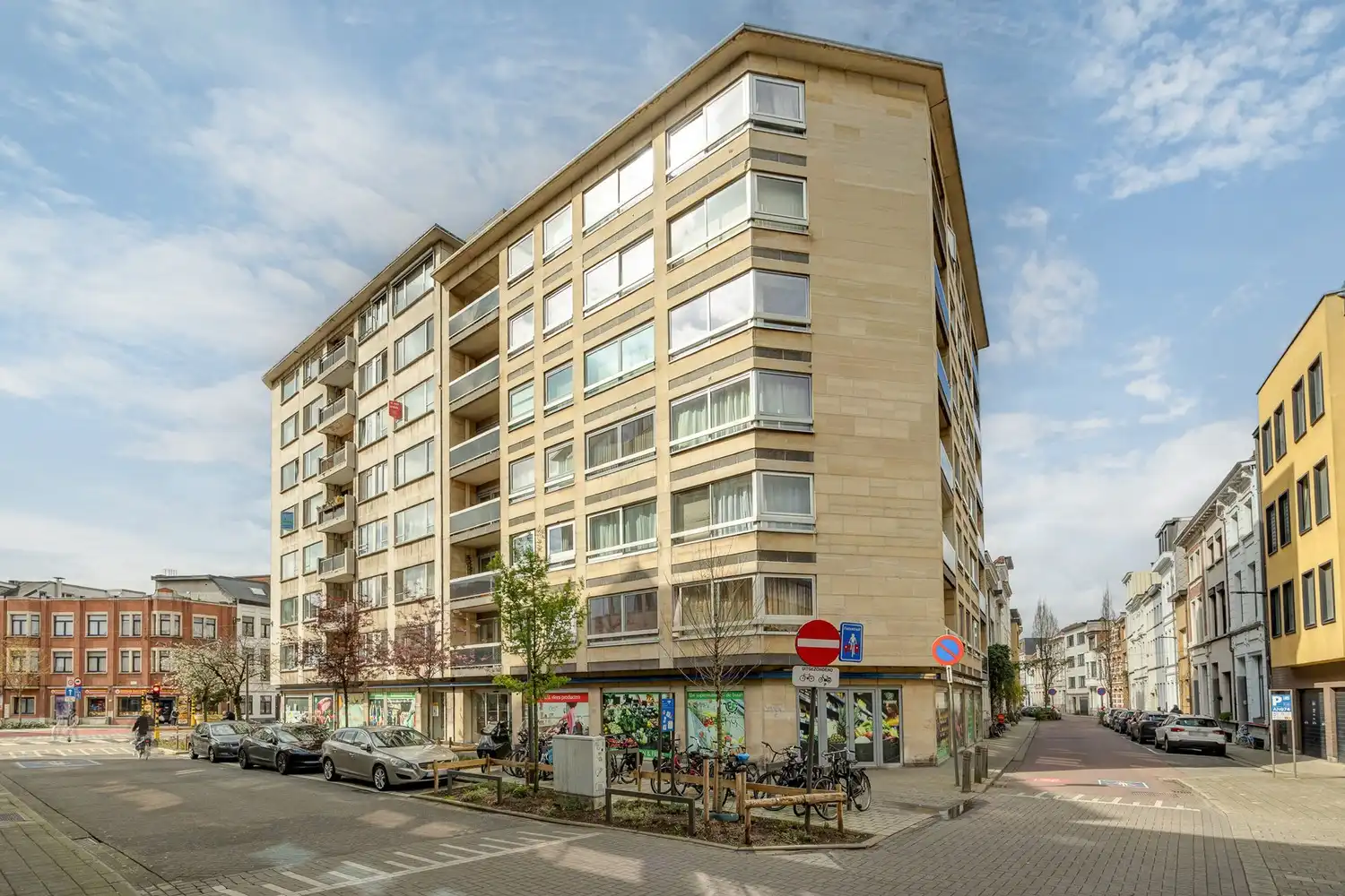 Instapklaar 2-slpk appartement van  83m² met terras op toplocatie! foto 2
