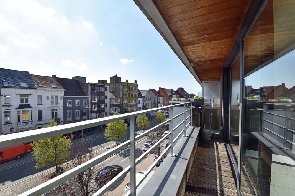 Zonnig en instapklaar appartement gelegen op enkele passen van de Markt! foto 6