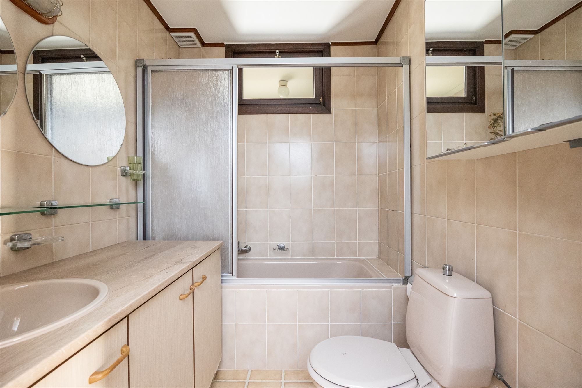 Open bebouwing met drie slaapkamers en grote tuin foto 11