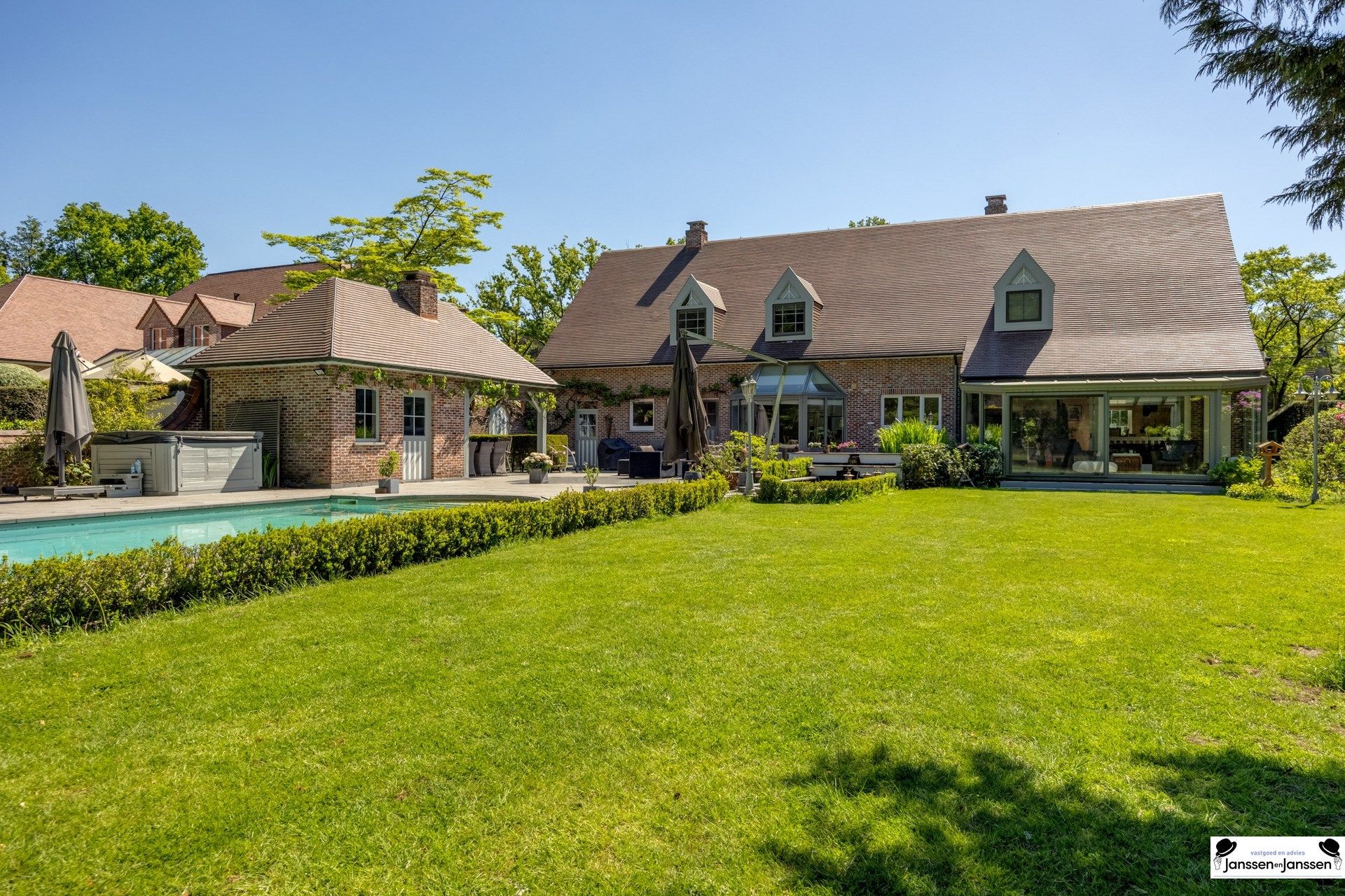Exclusieve villa met zwembad en kantoorruimte foto 31