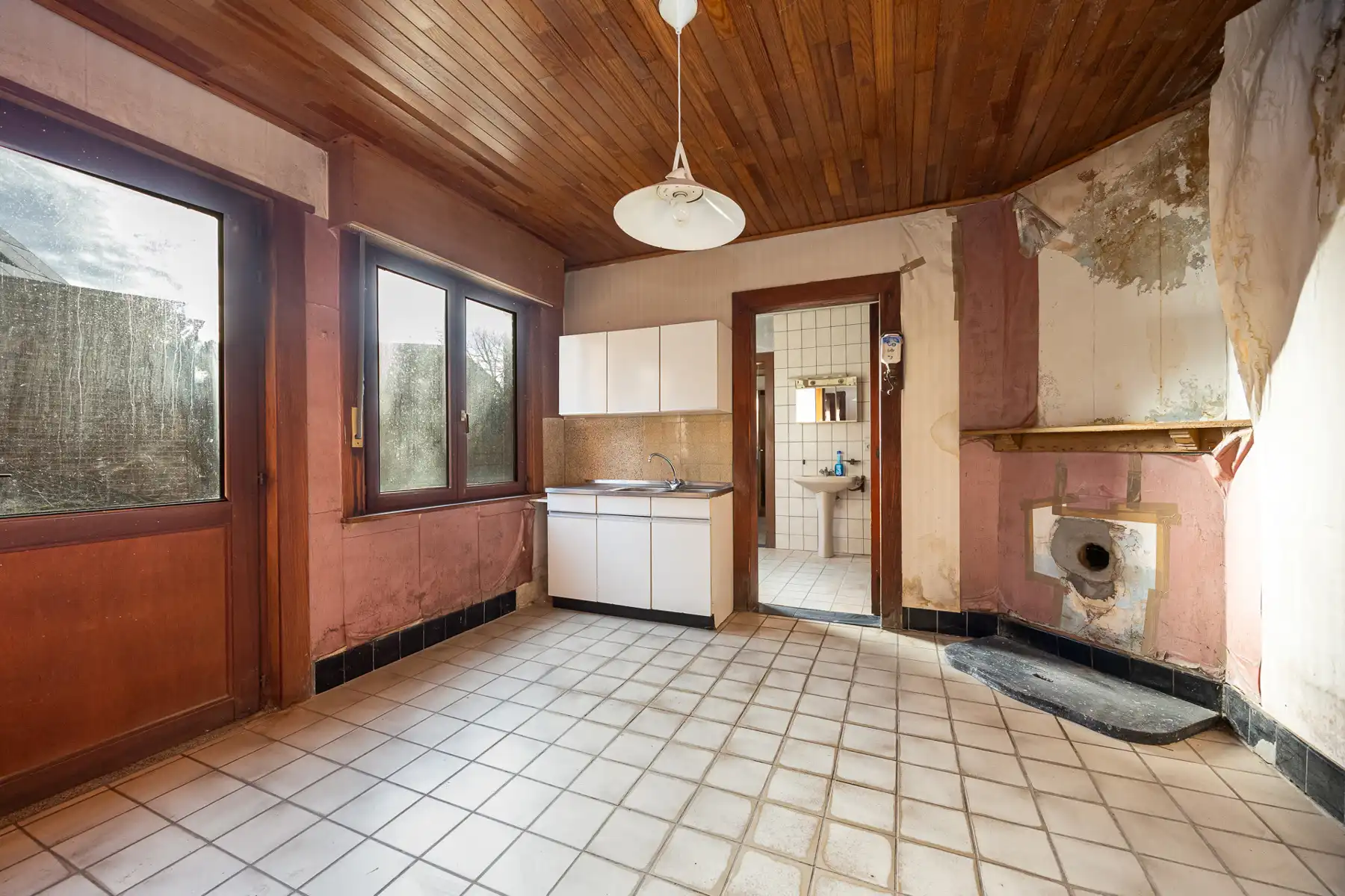 Te renoveren halfopen bebouwing met 3 slaapkamers in het centrum van Merksplas.  foto 6