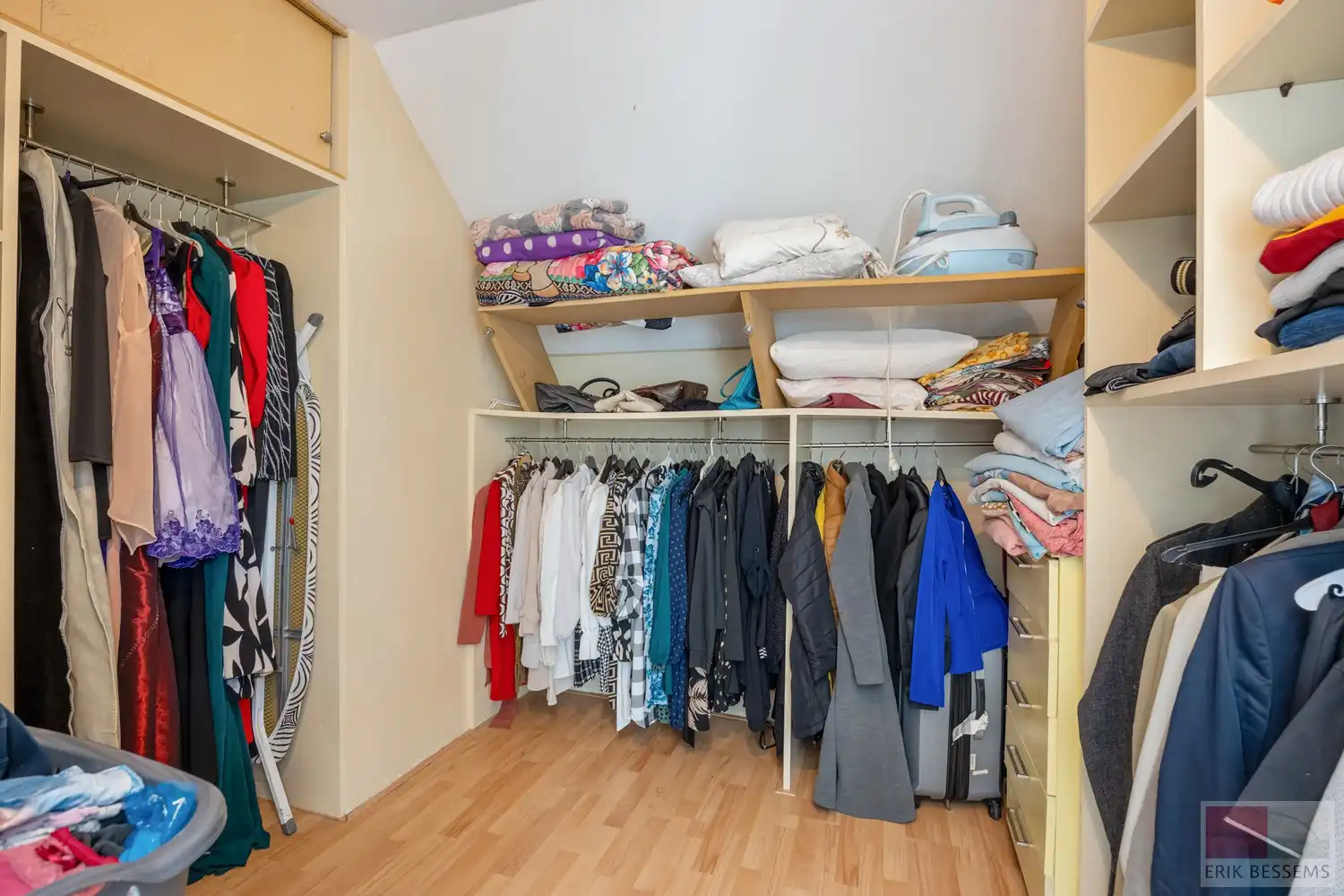 Op te frissen, vrijstaande woning met veel potentieel op royaal perceel van 1080 m², deze te moderniseren woning combineert een bewoonbare oppervlakte van 199 m² foto 14