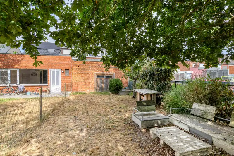 Ruime bel-etage met uitzonderlijke opslagruimte, 2 parkeerplaatsen en zonnige tuin foto 25