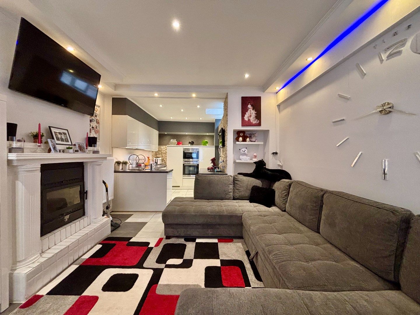 GERENOVEERDE RIJWONING MET 3 SLPKS, 2 BADKAMERS EN MOGELIJKHEID HUURGARAGE foto 3