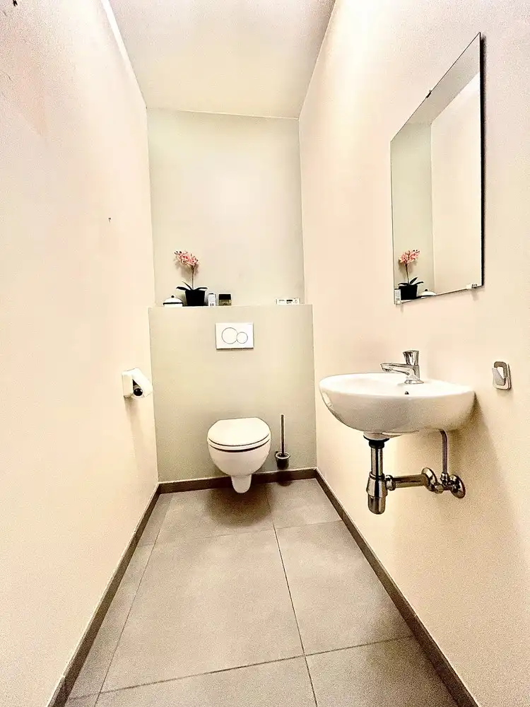 Prachtig en ruim gelijkvloers appartement met 2 slaapkamers, privé-tuin en autostaanplaats dicht bij het centrum van Maasmechelen. foto 7