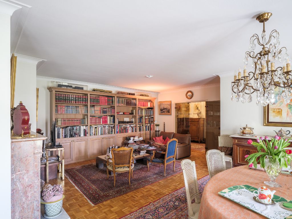 Ruim en stijlvol 4 slpk-appartement (bew.opp. 274 m2) met terras, gelegen op de eerste verdieping van de standingvolle residentie ‘Trianon’ op slechts 10 minuten van 'Centrum Gent'. foto 4