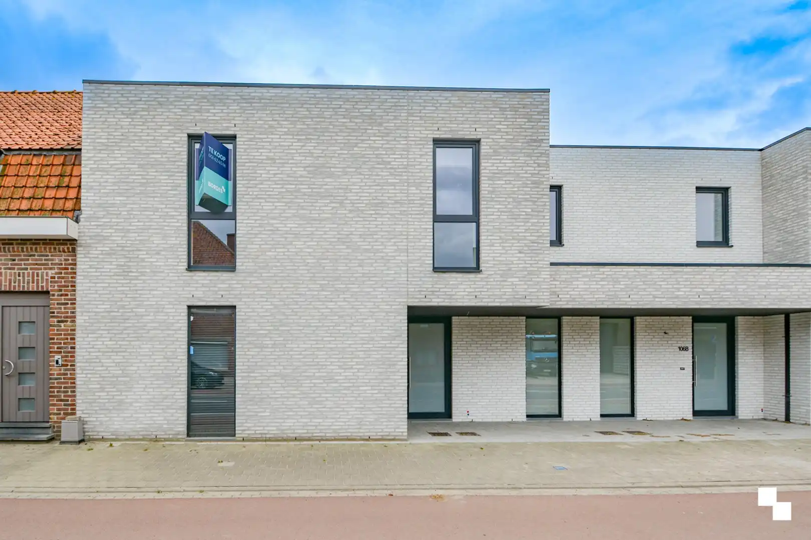 Volledig afgewerkte nieuwbouwwoning met carport te Sleihage foto {{pictureIndex}}