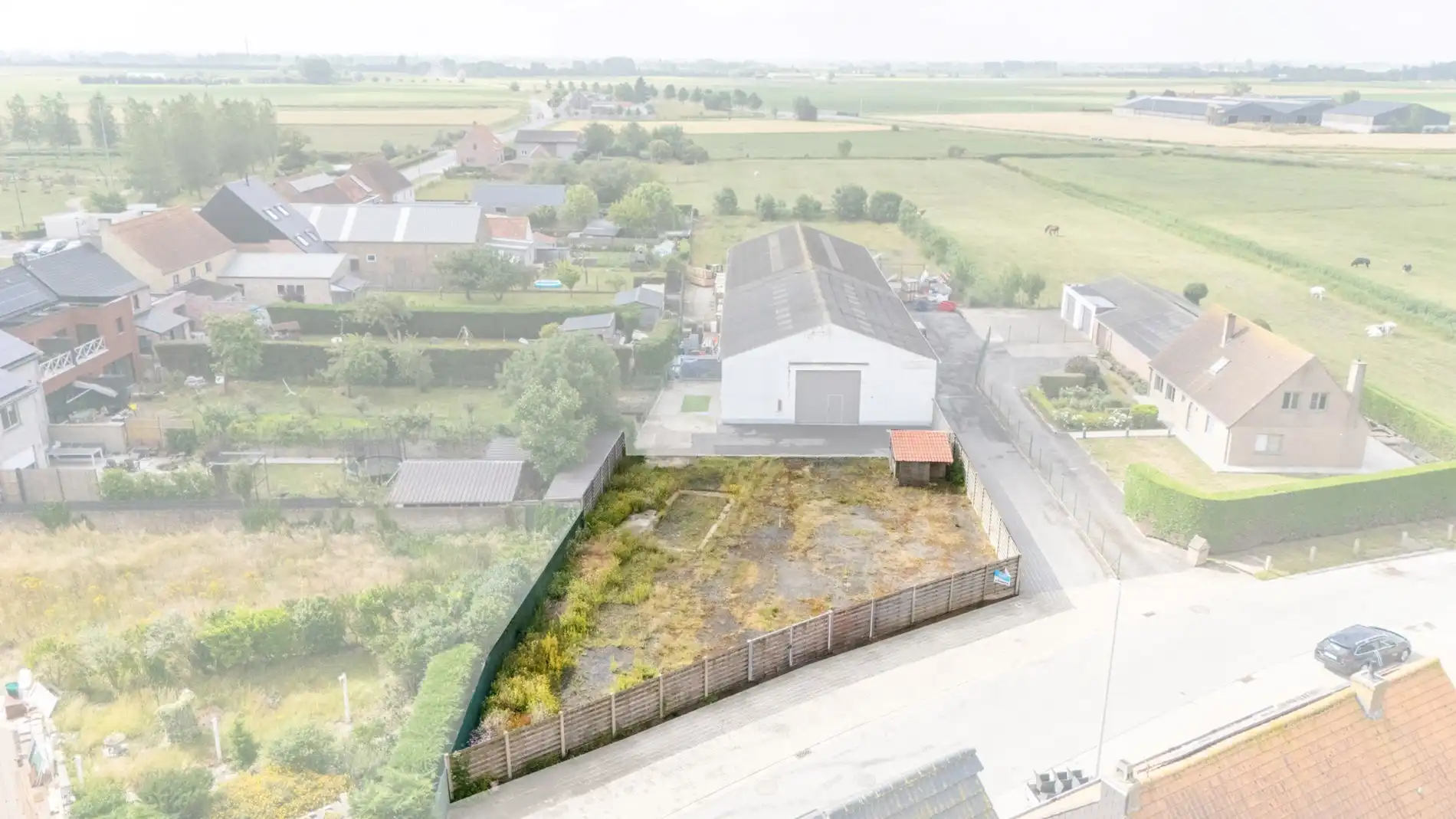 Te koop: Unieke bouwgrond in het hart van pittoresk Slijpe – 748 m² in een groene omgeving foto {{pictureIndex}}