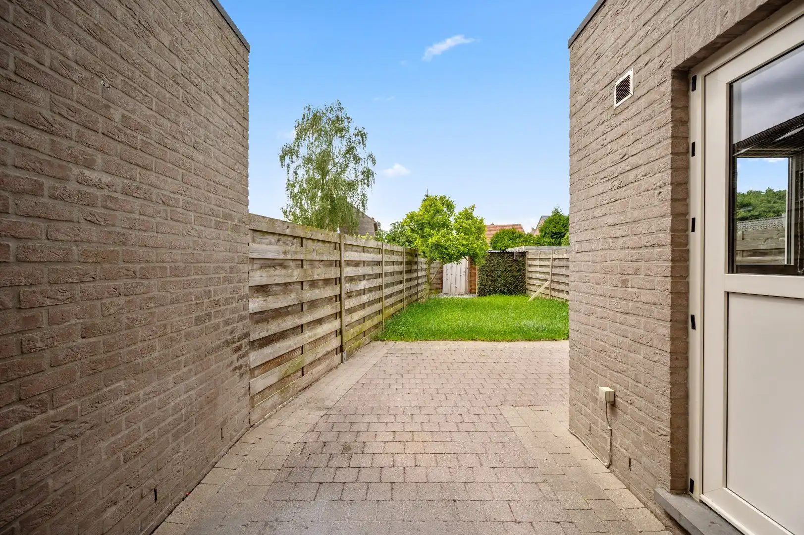 Instapklare rijwoning uit 2009 met 3 slpks, zonnig terras, tuin en 2 autostaanplaatsen foto 21