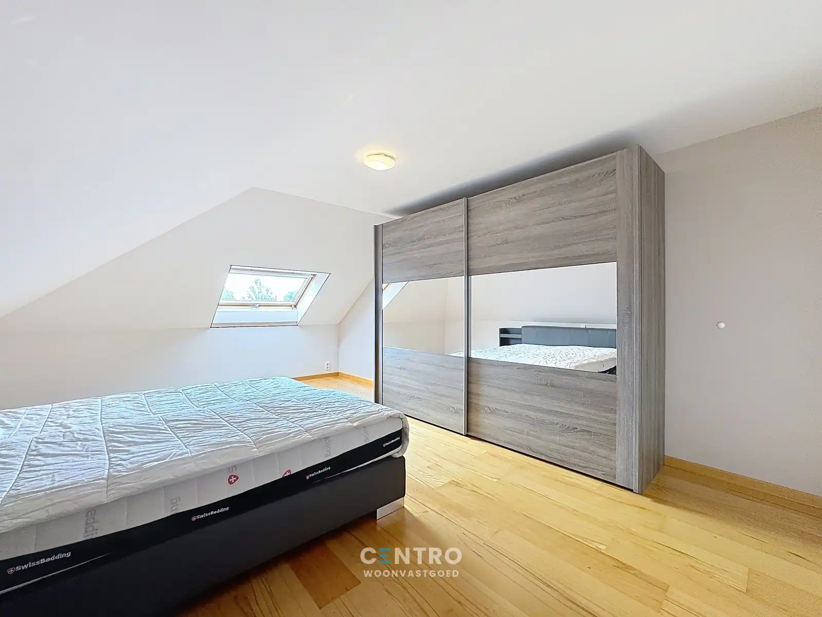 Onmiddellijk instapklare woning met 4 slpks, bureel én ZUIDger. tuin! foto 16
