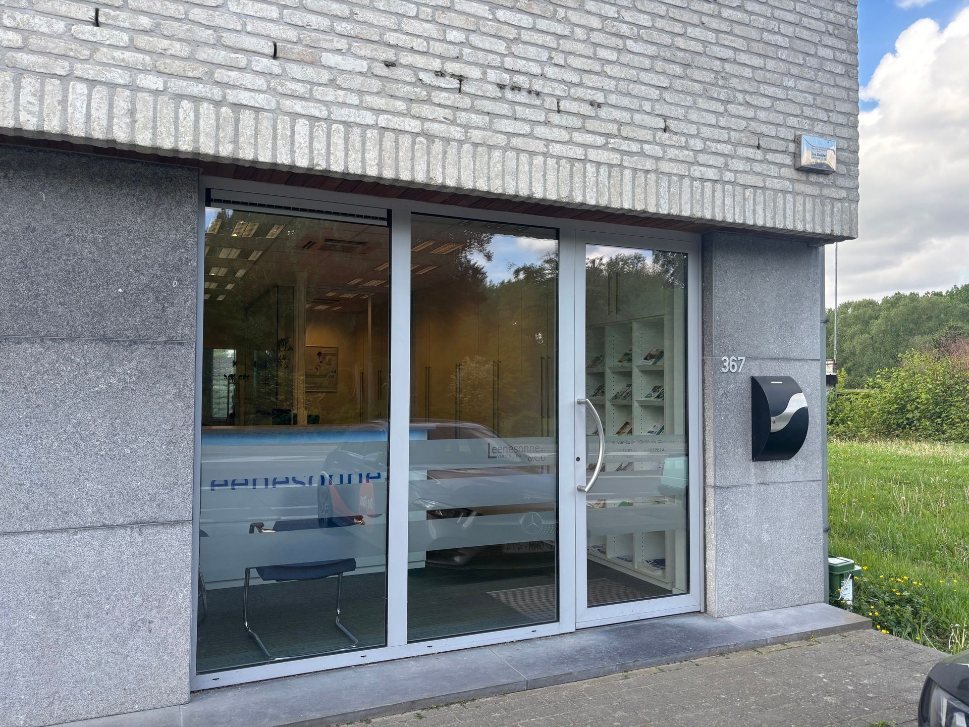 ERONDEGEM - Kantoor op toplocatie foto 10