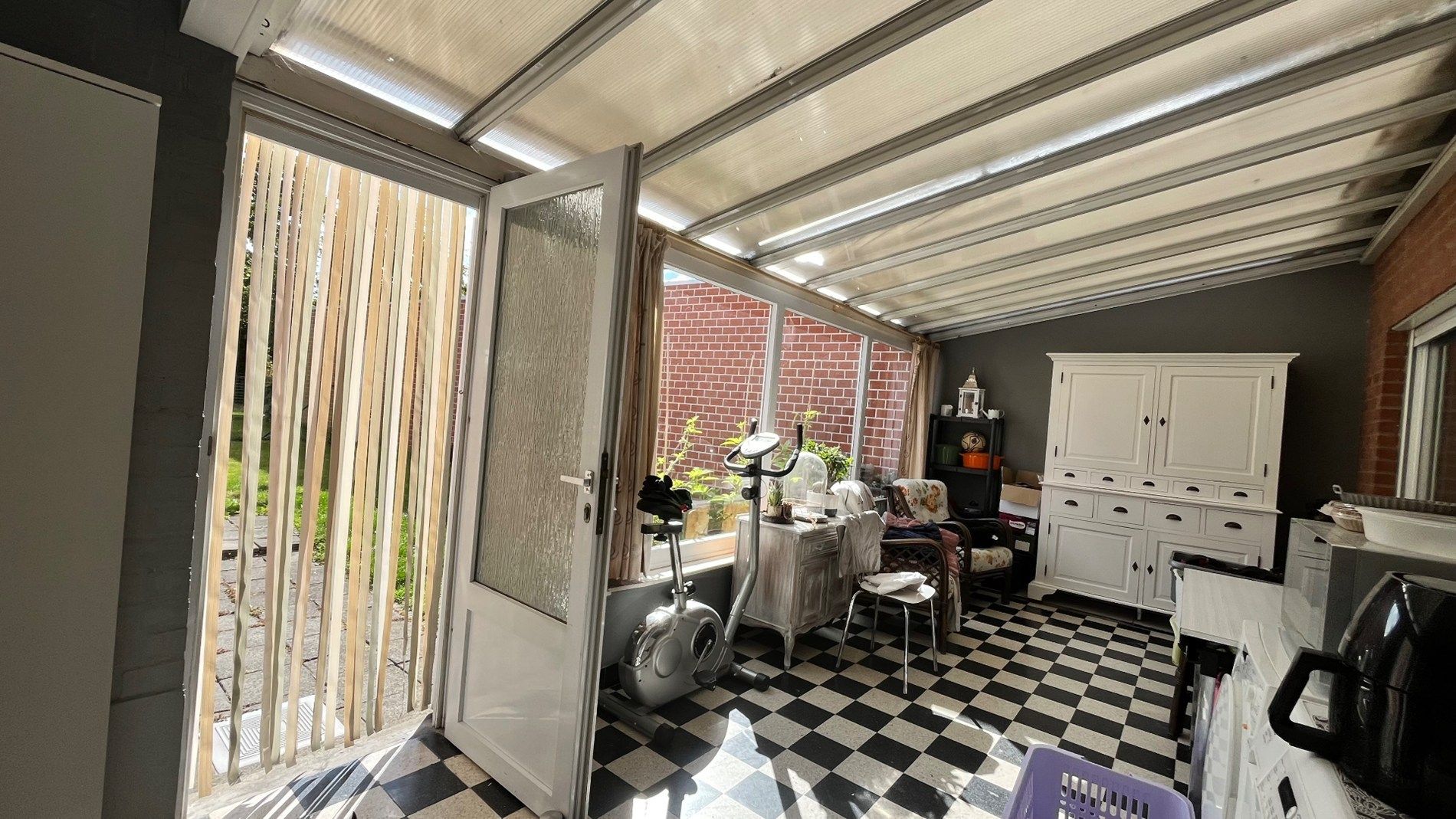 Grote woning met 3 kamers, garage en zongerichte tuin foto 18