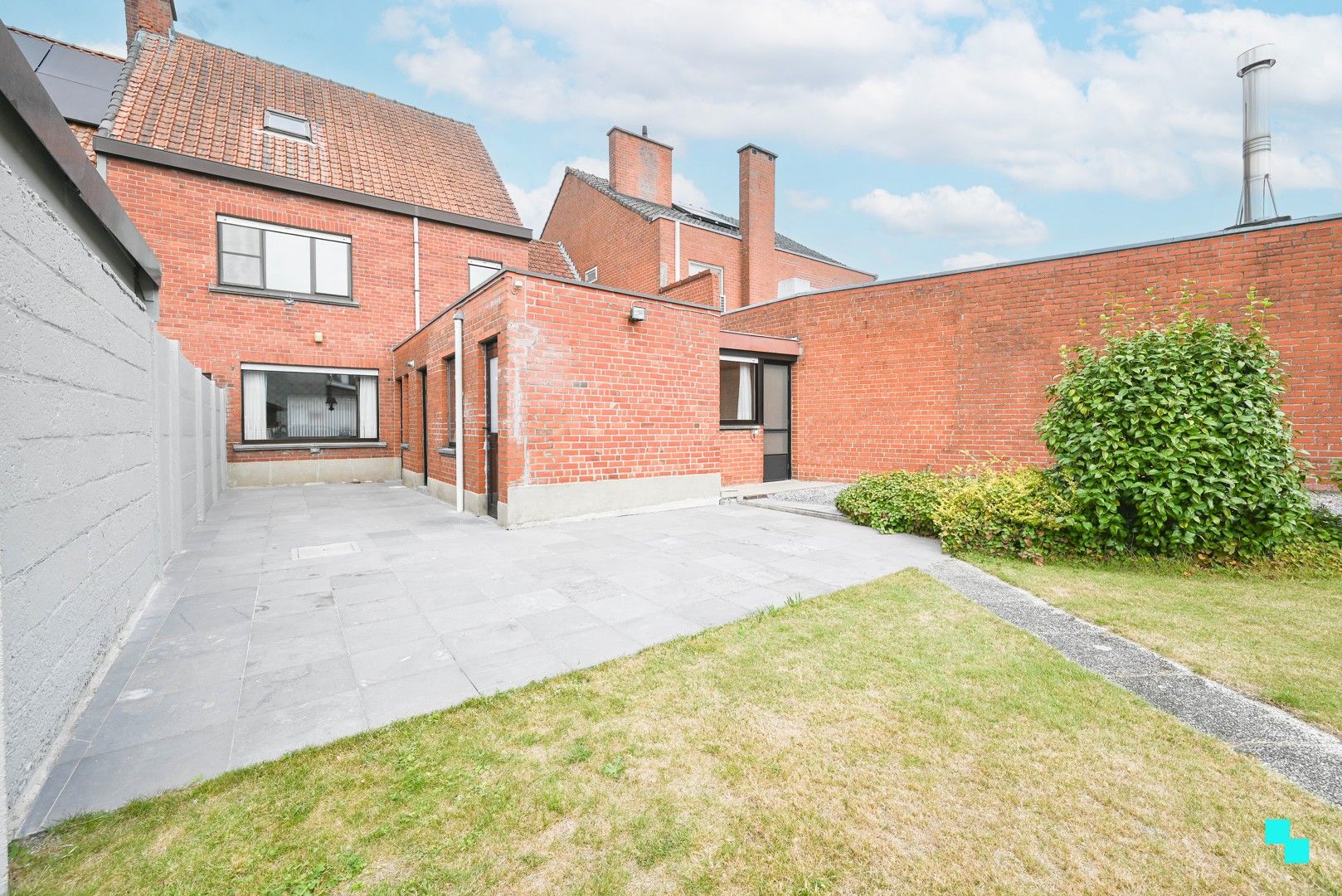 Ruime woning met garage in het centrum van Meulebeke foto 2