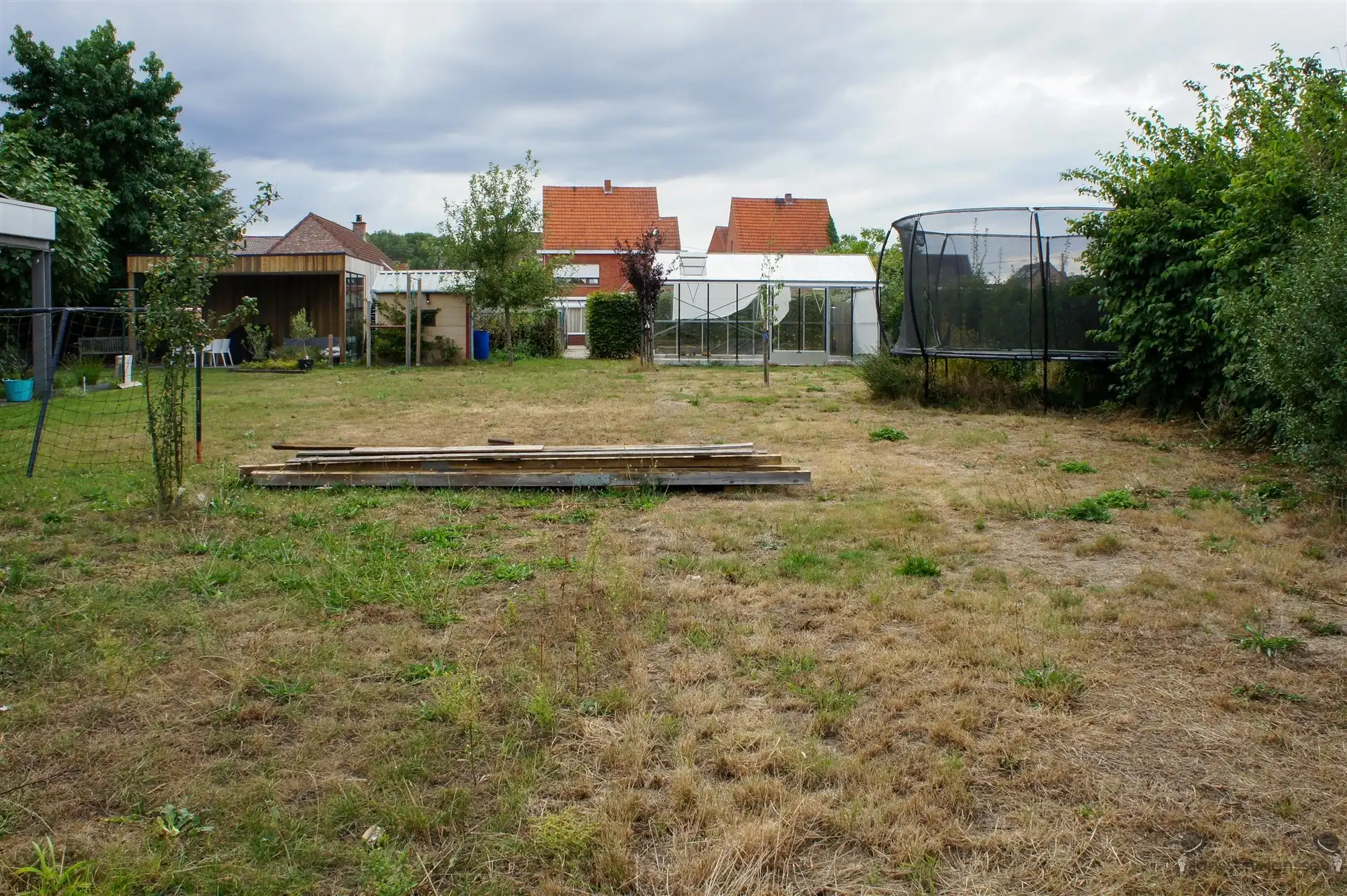 Goed gelegen bouwgrond van 587 m² voor een open bebouwing foto {{pictureIndex}}