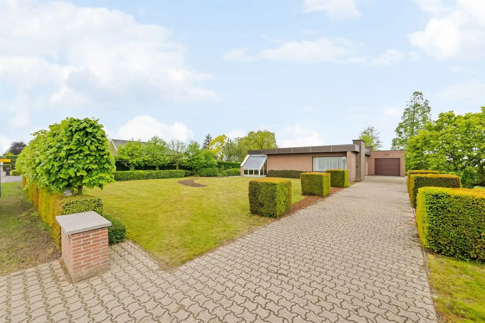 Alleenstaande bungalow op 2.385 m² met prachtige tuin, royale leefruimtes en eindeloos potentieel foto 3
