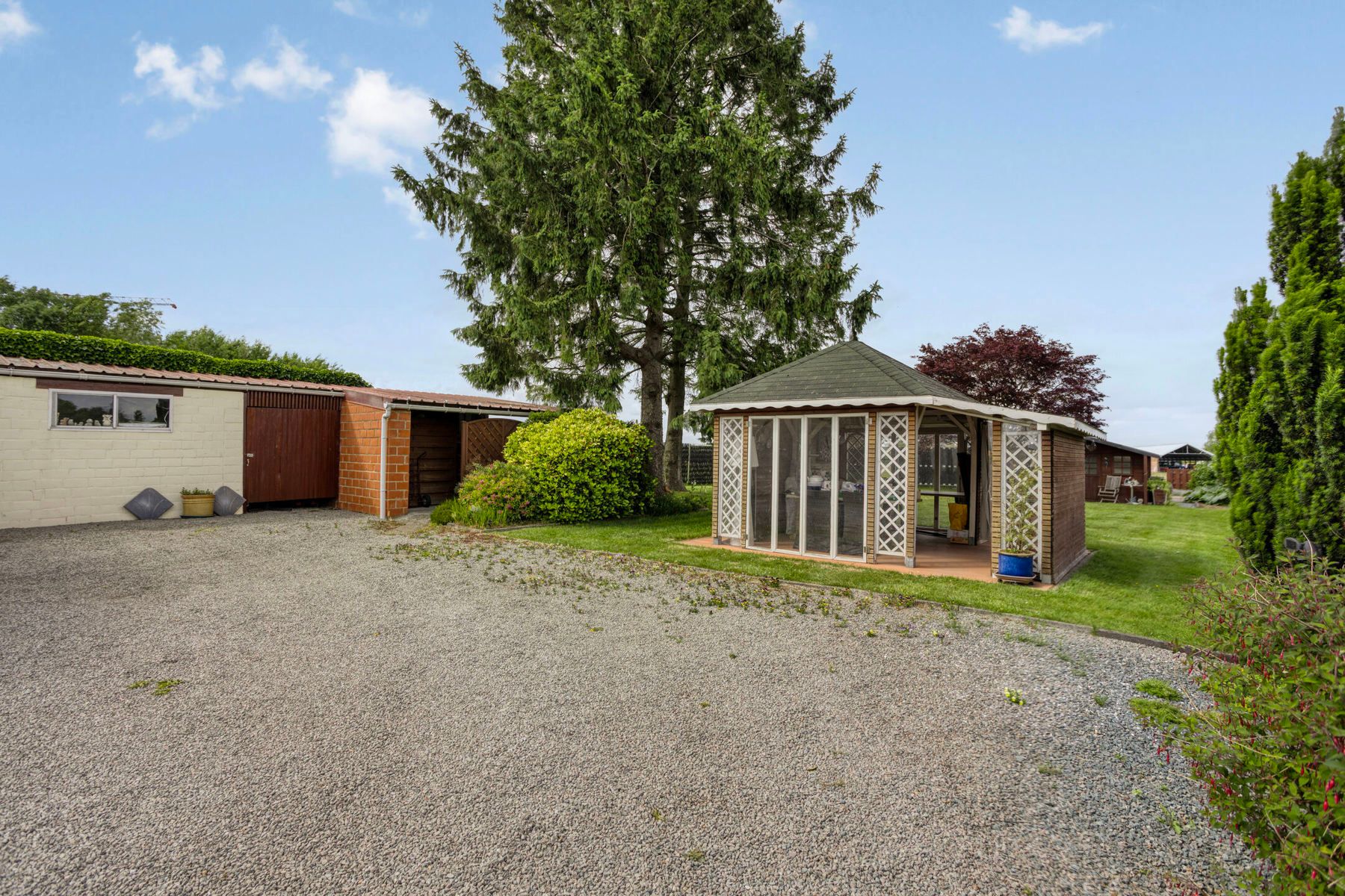 Open bebouwing met 4 slp, tuin, garage en prachtig uitzicht! foto 22
