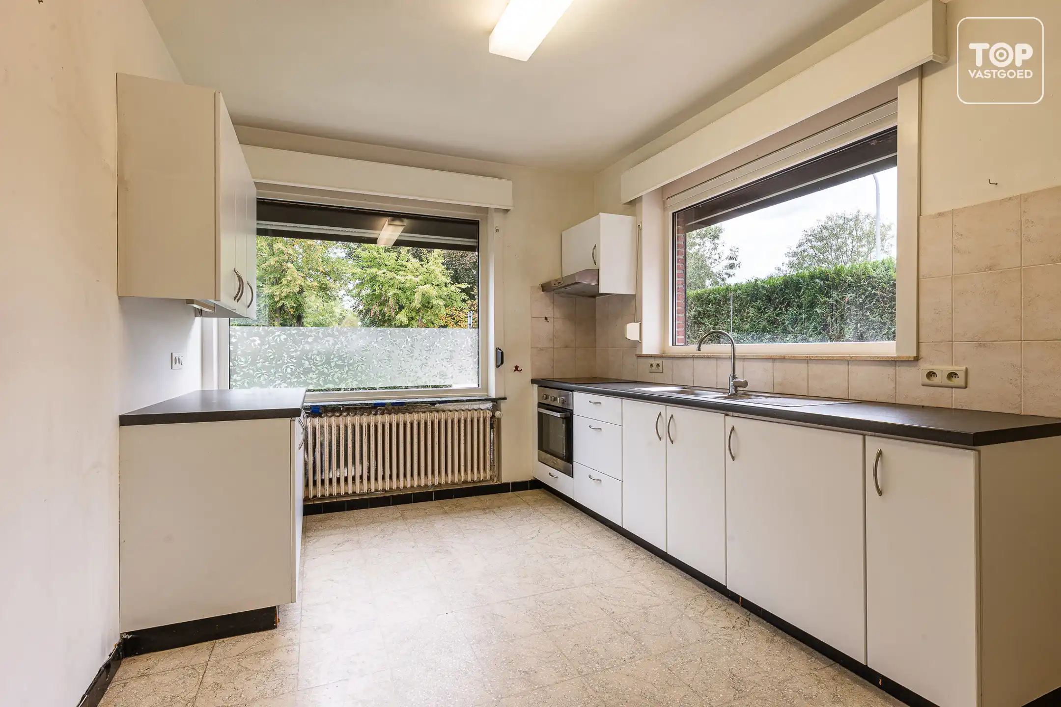 Ruime te renoveren woning met 4 slaapkamers op toplocatie foto 4