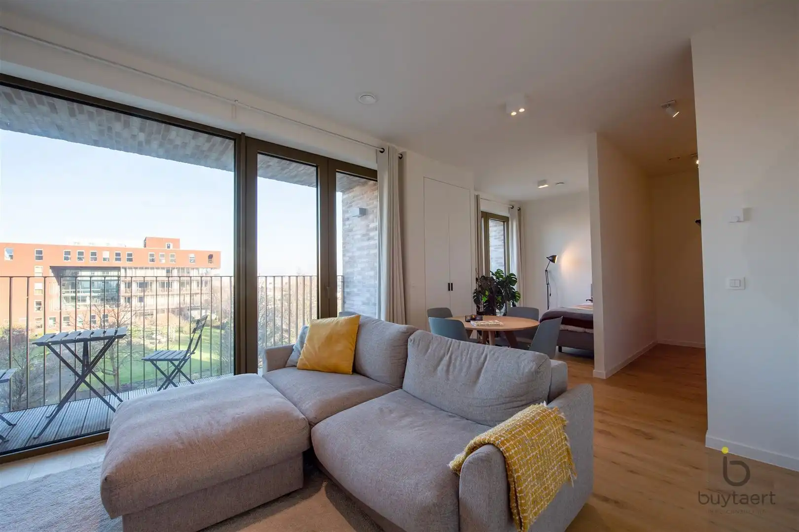 Recent studio - appartementje met leuk terras! foto 6