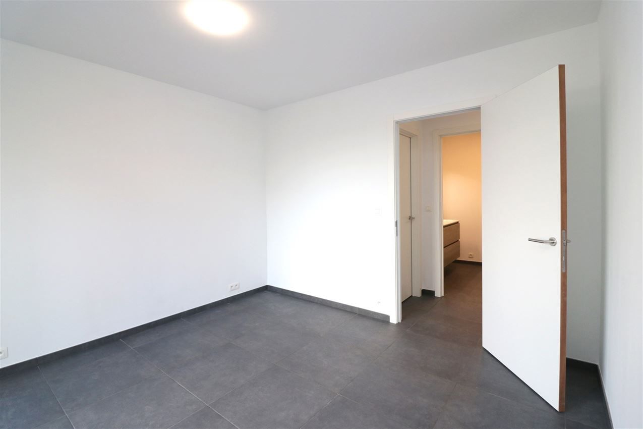 Zonnig appartement, zuidterras, twee slpk, autostaanplaats op gunstige locatie foto 24