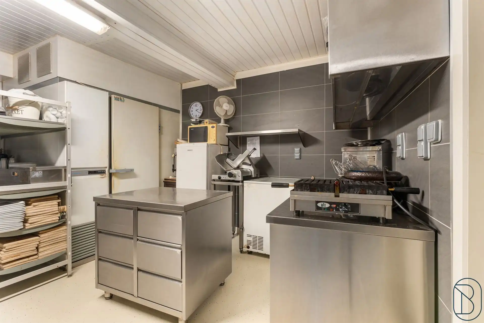 Goedgelegen charmante eigendom met veel potentieel! foto 12
