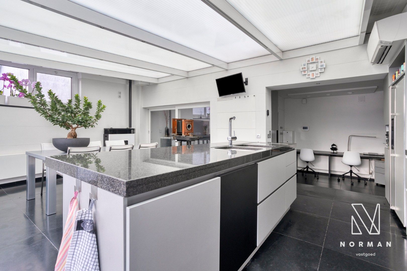 Duplex te koop in het centrum van Kuurne met 3 slaapkamers en een groot zongericht terras met tuinhuis.  foto 10