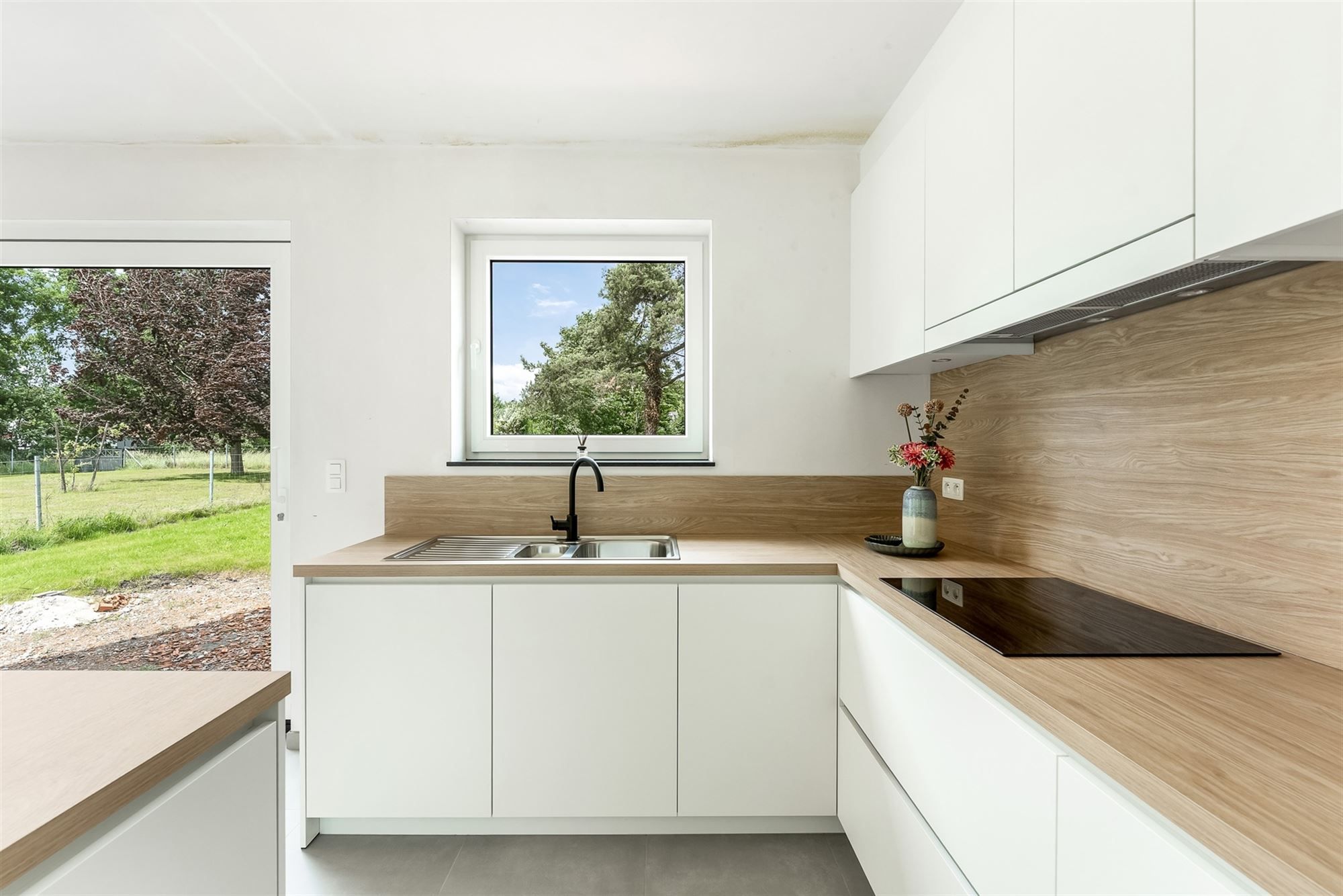 VOLLEDIG AFGEWERKTE NIEUWBOUWWONING IN DOODLOPENDE STRAAT foto 4