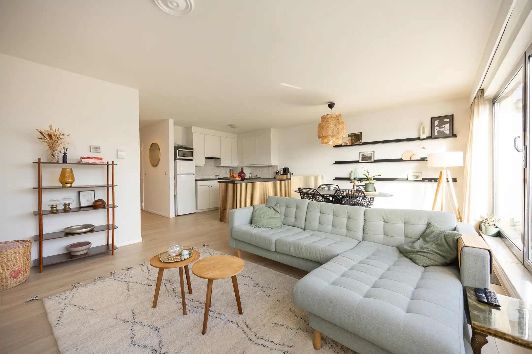 Centraal gelegen 2 slpk app met ruim terras en staanplaats. foto 4